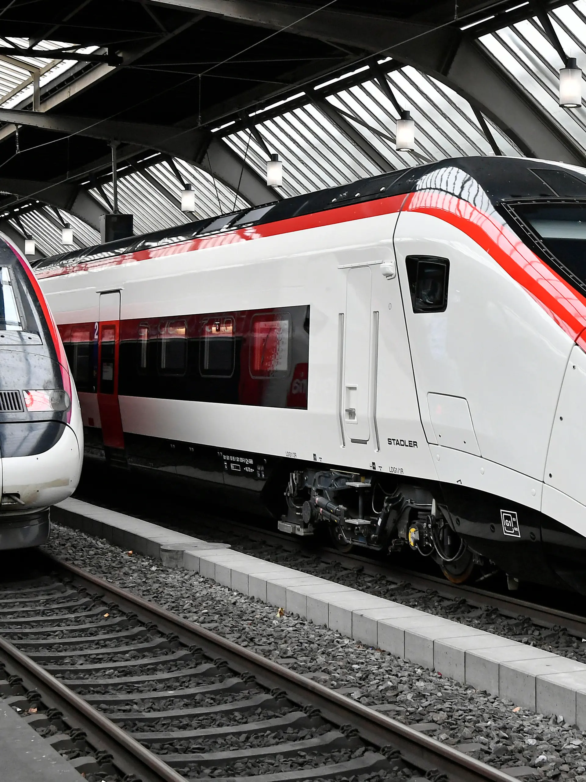 Eine Frau wurde von einem ihr unbekannten Mann vor einen fahrenden Zug geschubst.