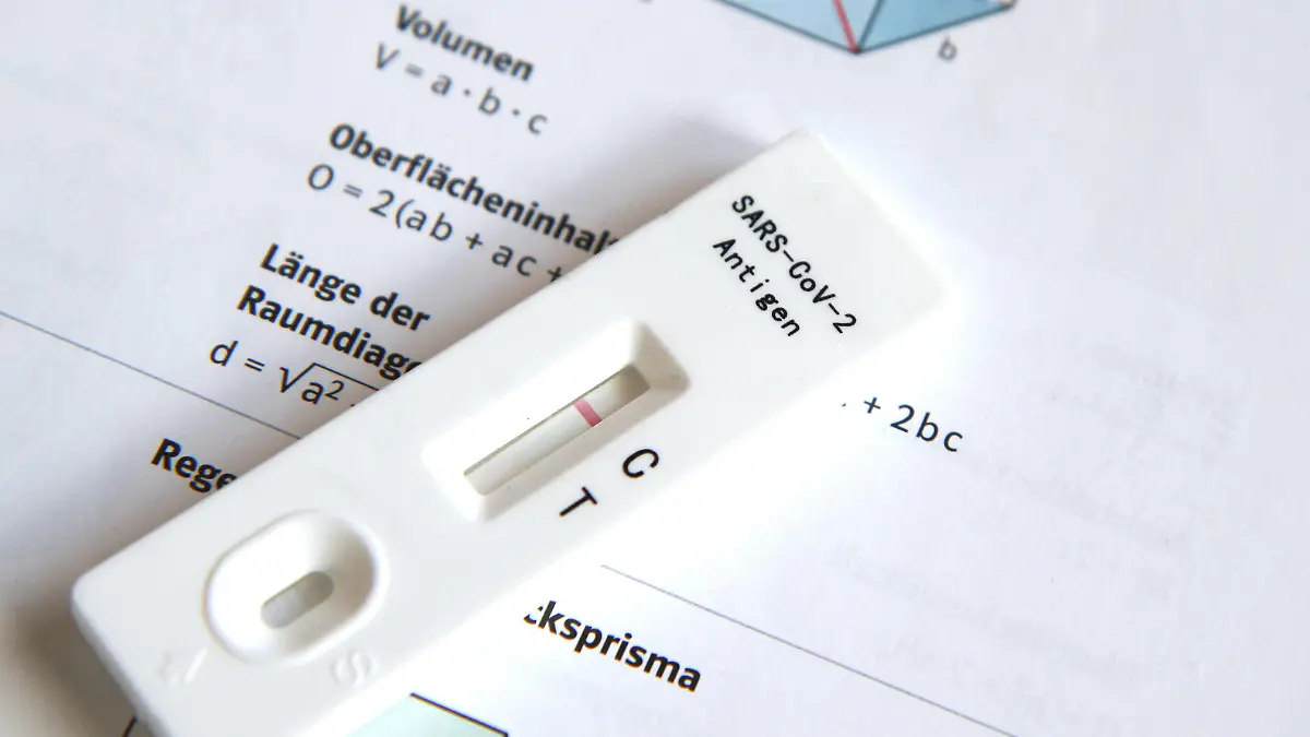 Elzach Themenbild - Teststrategie, Testpflicht in der Schule, Schnelltest, Corona Selbsttest, SARS-CoV-2 Antigentest im Klassenzimmer Themenbild - Teststrategie, Testpflicht in der Schule, Schnelltest, Corona Selbsttest, SARS-CoV-2 Antigentest im Klassenzimmer Ein negativer Laientest, Schnelltest, Selbsttest, Antigentest, Lollitest, Lolli-Test bei Schülern im Klassenzimmer einer Schule. Eine Schnelltestkassette liegt zwischen einem Federmäppchen, Schlampermäppchen, mit Buntstiften, Farbstiften und blauem Mundschutz, Präsenzunterricht. Symbolbild, Themenbild, Featurebild *** Elzach theme image test strategy, compulsory testing in school, rapid test, Corona self-test, SARS CoV 2 antigen test in the classroom theme image test strategy, Copyright: xFleigx/xEibner-Pressefotox EP_dfg