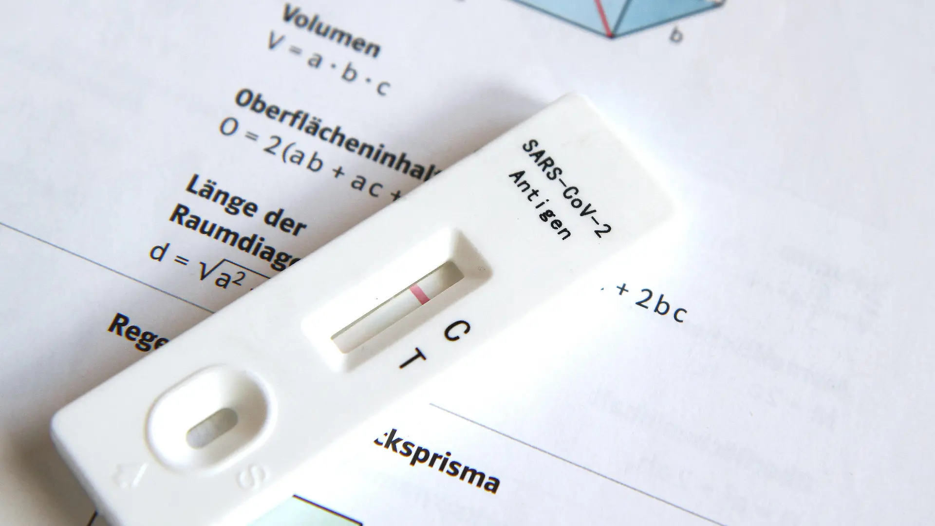  Elzach Themenbild - Teststrategie, Testpflicht in der Schule, Schnelltest, Corona Selbsttest, SARS-CoV-2 Antigentest im Klassenzimmer Themenbild - Teststrategie, Testpflicht in der Schule, Schnelltest, Corona Selbsttest, SARS-CoV-2 Antigentest im Klassenzimmer Ein negativer Laientest, Schnelltest, Selbsttest, Antigentest, Lollitest, Lolli-Test bei Schülern im Klassenzimmer einer Schule. Eine Schnelltestkassette liegt zwischen einem Federmäppchen, Schlampermäppchen, mit Buntstiften, Farbstiften und blauem Mundschutz, Präsenzunterricht. Symbolbild, Themenbild, Featurebild *** Elzach theme image test strategy, compulsory testing in school, rapid test, Corona self-test, SARS CoV 2 antigen test in the classroom theme image test strategy, Copyright: xFleigx/xEibner-Pressefotox EP_dfg