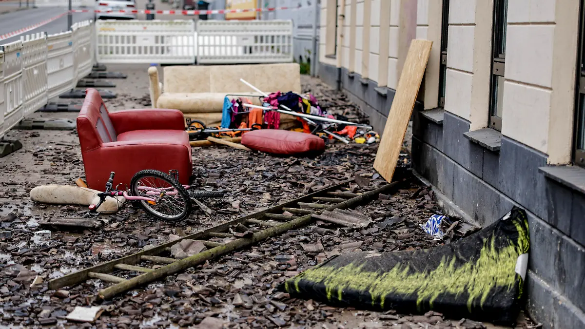 05.05.2023, Schleswig-Holstein, Flensburg: Hausrat und ein Fahrrad liegen in der Flensburger Neustadt an einem Mehrfamilienhaus in dem bei einem Brand zwei Menschen ums Leben gekommen sind, in den Überresten des Feuers. Foto: Axel Heimken/dpa +++ dpa-Bildfunk +++
