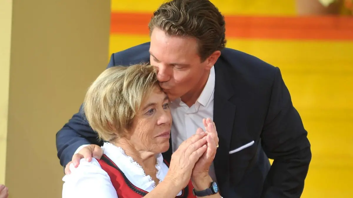 ARD - Immer wieder Stefan - Die große Jubiläumsshow . Moderator Stefan Mross mit seiner Mutter Stephanie während der Aufzeichnung der ARD - Unterhaltungsshow Immer wieder Stefan - Die große Jubiläumsshow am 04.09.2014 im Europapark Rust.

ARD Always again Stefan the Size Anniversary Show presenter Stefan Mross with his Mother Stephanie during the Recording the ARD Entertainment show Always again Stefan the Size Anniversary Show at 04 09 2014 in Europa Park Rust