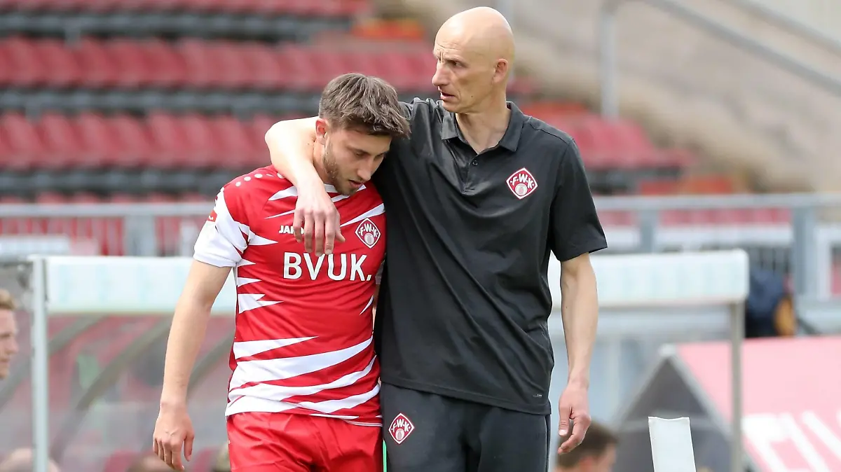 v.li.: Dominik Meisel FC Würzburger Kickers enttäuscht schauend, Enttäuschung, disappointed, Trainer Ralf Santelli FC Würzburger Kickers tröstet, 08.05.2021, Würzburg Deutschland, Fussball, 2. Bundesliga, FC Würzburger Kickers - VfL Osnabrück, DFB/DFL REGULATIONS PROHIBIT ANY USE OF PHOTOGRAPHS AS IMAGE SEQUENCES AND/OR QUASI-VIDEO. *** f li Dominik Meisel FC Würzburger Kickers looking disappointed, disappointment, disappointed, coach Ralf Santelli FC Würzburger Kickers consoles, 08 05 2021, Würzburg Germany , Football, 2 Bundesliga, FC Würzburger Kickers VfL Osnabrück, DFB DFL REGULATIONS PROHIBIT ANY USE OF PHOTOGRAPHS AS IMAGE SEQUENCES AND OR QUASI VIDEO xfsx 