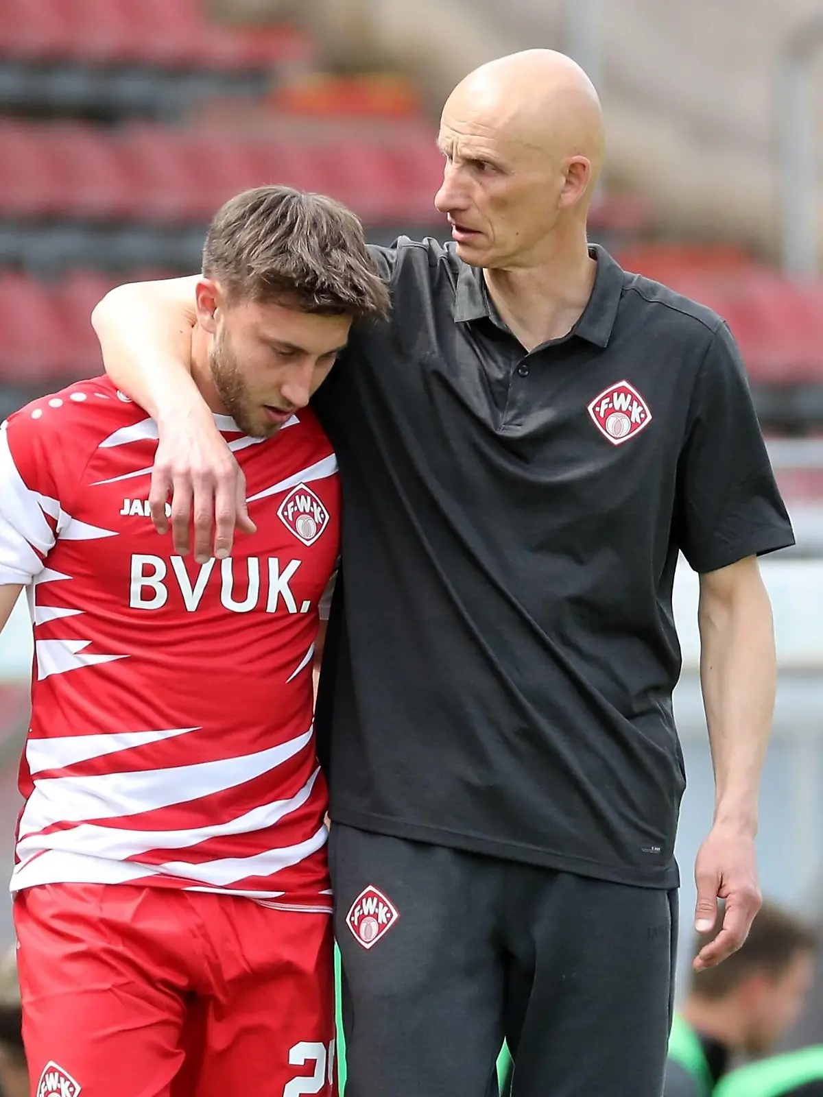 v.li.: Dominik Meisel FC Würzburger Kickers enttäuscht schauend, Enttäuschung, disappointed, Trainer Ralf Santelli FC Würzburger Kickers tröstet, 08.05.2021, Würzburg Deutschland, Fussball, 2. Bundesliga, FC Würzburger Kickers - VfL Osnabrück, DFB/DFL REGULATIONS PROHIBIT ANY USE OF PHOTOGRAPHS AS IMAGE SEQUENCES AND/OR QUASI-VIDEO. *** f li Dominik Meisel FC Würzburger Kickers looking disappointed, disappointment, disappointed, coach Ralf Santelli FC Würzburger Kickers consoles, 08 05 2021, Würzburg Germany , Football, 2 Bundesliga, FC Würzburger Kickers VfL Osnabrück, DFB DFL REGULATIONS PROHIBIT ANY USE OF PHOTOGRAPHS AS IMAGE SEQUENCES AND OR QUASI VIDEO xfsx 