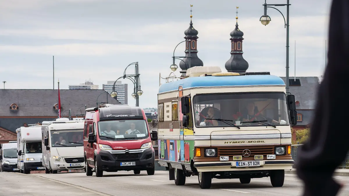 08.05.2021, Hessen, Wiesbaden: Wohnmobile rollen über die Theodor-Heuss-Brücke, die Mainz (hinten) mit Wiesbaden verbindet, um für Öffnungen der Campingplätze zu demonstrieren. Erwartet wurden zu der genehmigten Kundgebung nach Angaben der Initiative «Campen mit Abstand» mehr als 1.000 Wohnmobile und Wohnwagen. Eine erste Kundgebung fand am 17. April in Berlin statt. Foto: Frank Rumpenhorst/dpa +++ dpa-Bildfunk +++