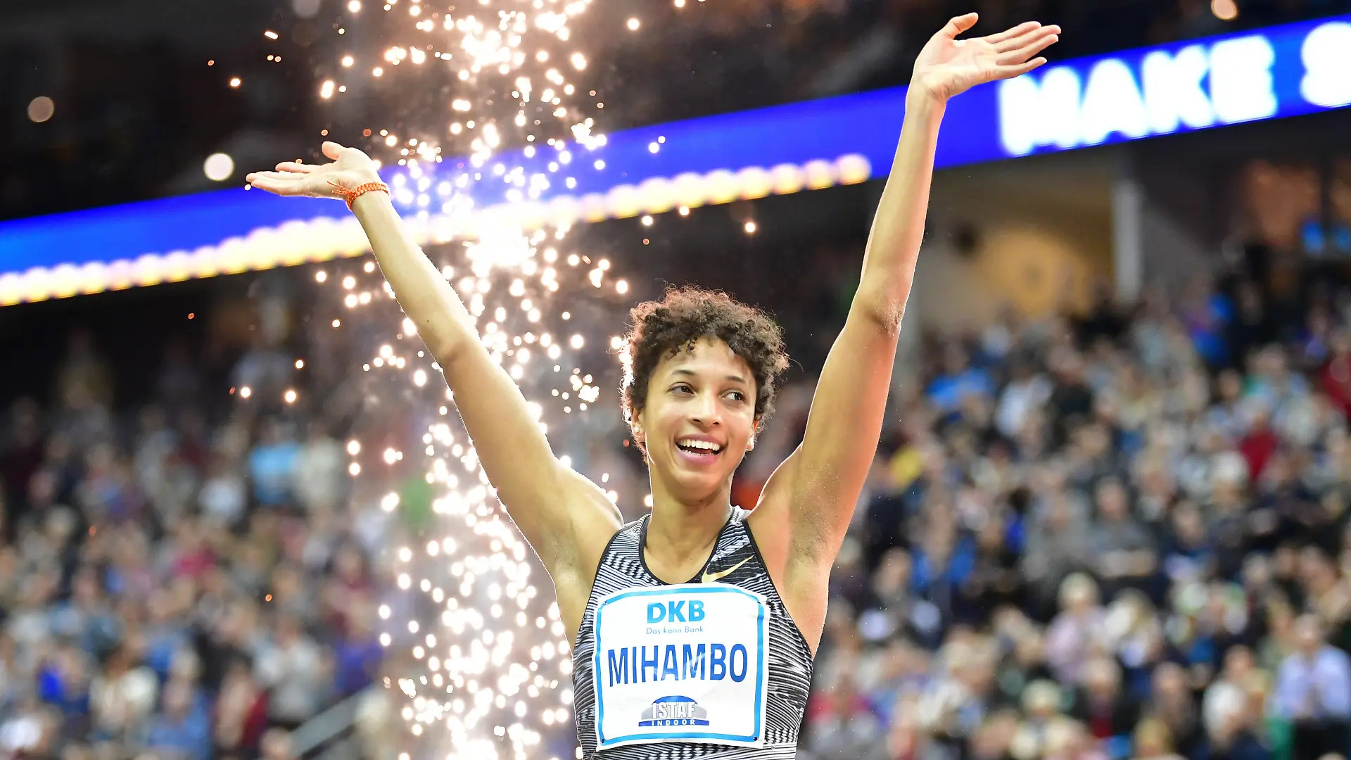 ARCHIV - 14.02.2020, Berlin: Leichtathletik: ISTAF Indoor Frauen Weitsprung in der Mercedes-Benz-Arena. Die deutsche Sportlerin Malaika Mihambo jubelt nach ihrem Sprung über 7.07 Meter (Weltjahresbestleistung). Weitsprung-Weltmeisterin Malaika Mihambo startet am Samstag beim internationalen Läufermeeting im schwäbischen Pliezhausen in die Leichtathletik-Saison. Foto: Soeren Stache/dpa-Zentralbild/dpa +++ dpa-Bildfunk +++