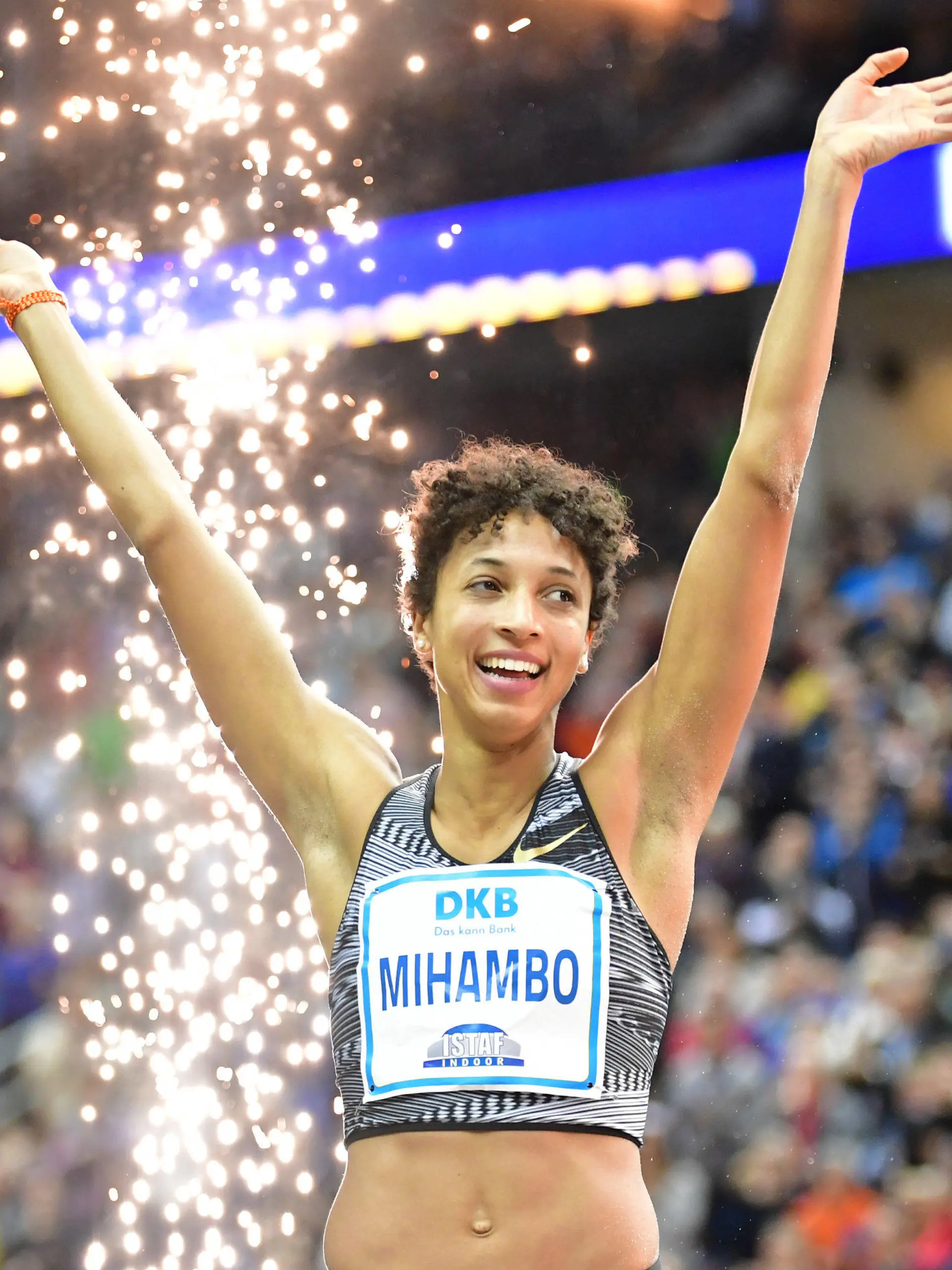 ARCHIV - 14.02.2020, Berlin: Leichtathletik: ISTAF Indoor Frauen Weitsprung in der Mercedes-Benz-Arena. Die deutsche Sportlerin Malaika Mihambo jubelt nach ihrem Sprung über 7.07 Meter (Weltjahresbestleistung). Weitsprung-Weltmeisterin Malaika Mihambo startet am Samstag beim internationalen Läufermeeting im schwäbischen Pliezhausen in die Leichtathletik-Saison. Foto: Soeren Stache/dpa-Zentralbild/dpa +++ dpa-Bildfunk +++