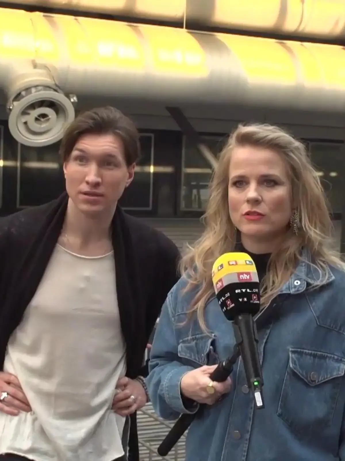 Live-Panne: Evgeny  und die verletzte Ilse DeLange müssen spontan den Livestream moderieren.