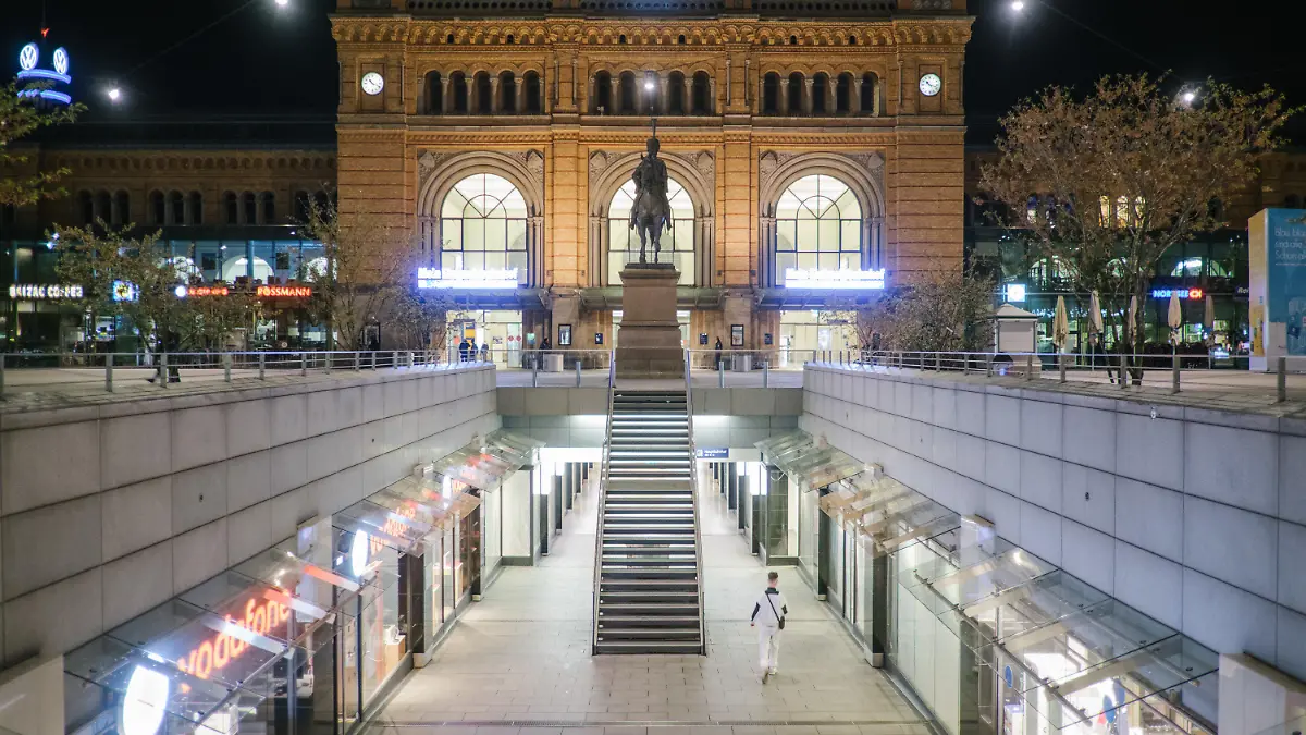24.04.2021, Niedersachsen, Hannover: Nur wenige Passanten sind während der nächtlichen Ausgangssperre am Hauptbahnhof unterwegs. Seit dem 24. April 2021 gilt die Regelung einer bundeseinheitlichen Corona-Notbremse. Dazu gehören unter anderem Ausgangsbeschränkungen zwischen 22 und 5 Uhr. Foto: Ole Spata/dpa +++ dpa-Bildfunk +++