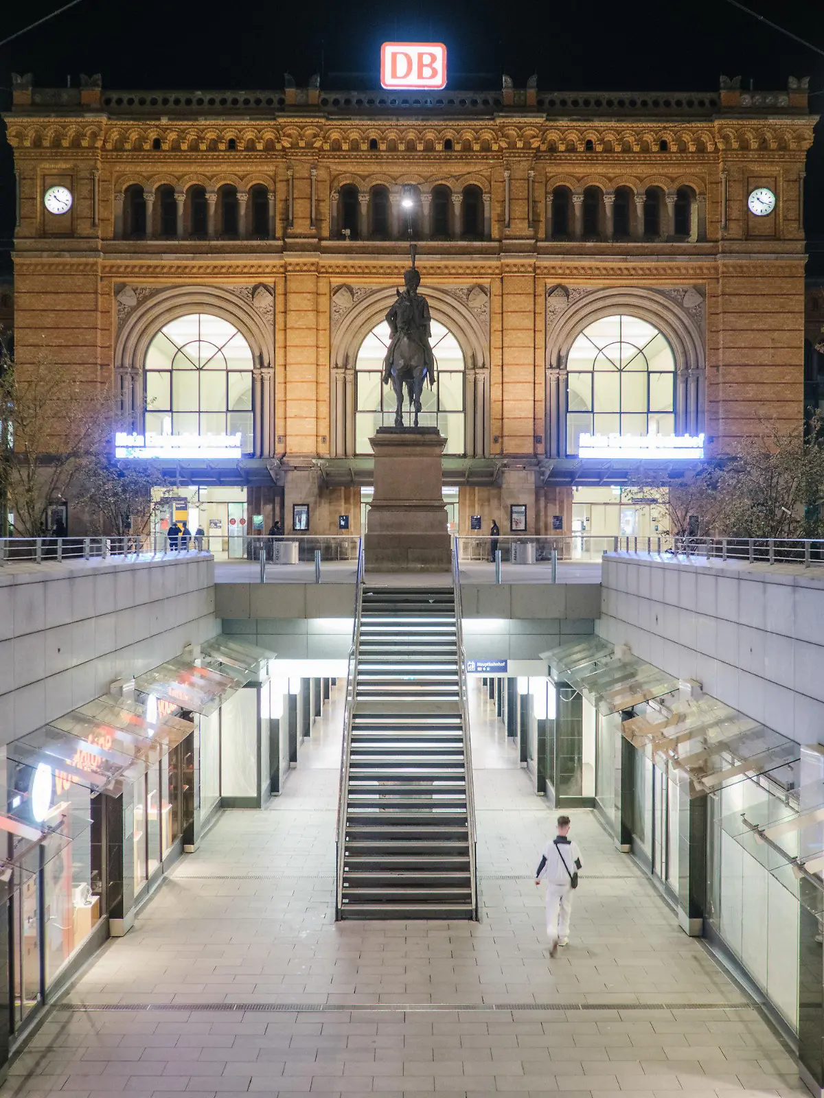 24.04.2021, Niedersachsen, Hannover: Nur wenige Passanten sind während der nächtlichen Ausgangssperre am Hauptbahnhof unterwegs. Seit dem 24. April 2021 gilt die Regelung einer bundeseinheitlichen Corona-Notbremse. Dazu gehören unter anderem Ausgangsbeschränkungen zwischen 22 und 5 Uhr. Foto: Ole Spata/dpa +++ dpa-Bildfunk +++