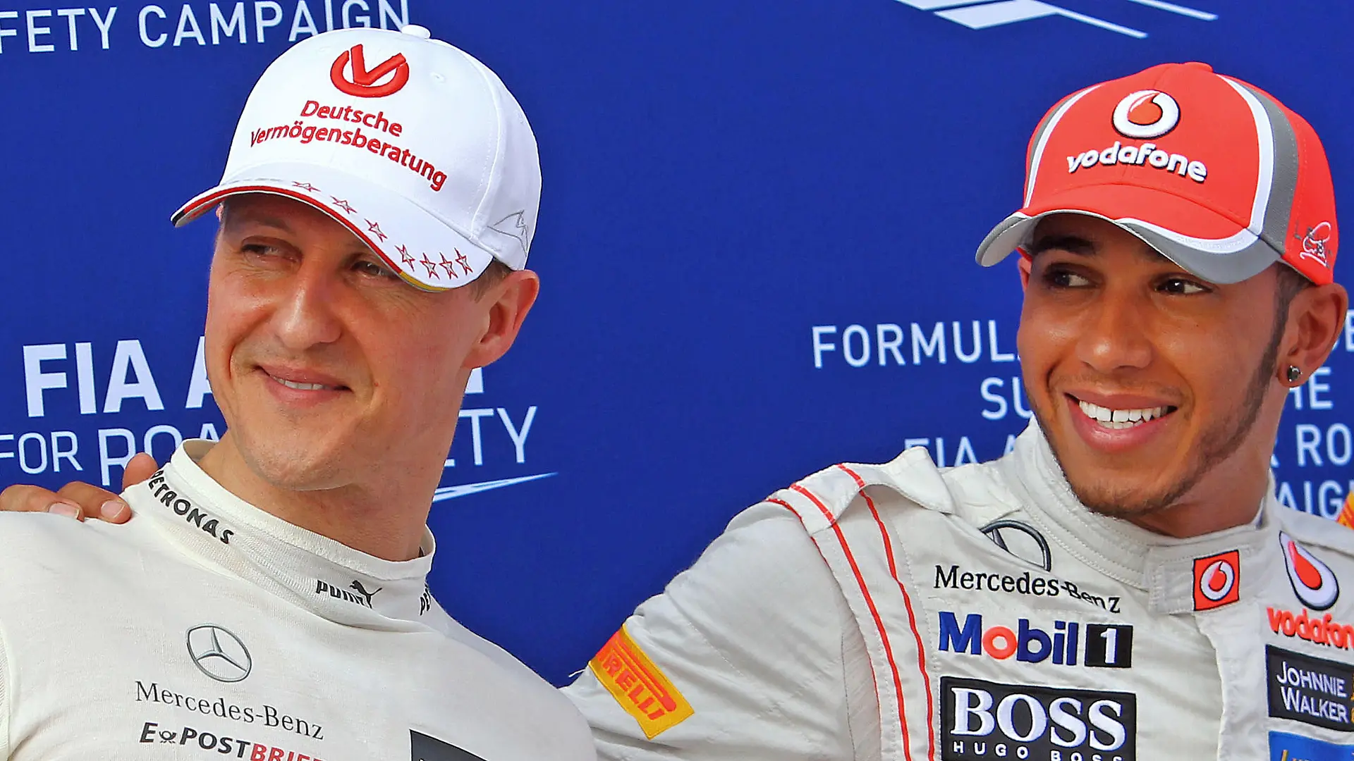 ARCHIV - 24.03.2012, Malaysia, Kuala Lumpur: Motorsport Formel 1: der damalige Formel-1-Pilot Michael Schumacher (l) aus Deutschland von Mercedes AMG reagiert nach der drittbesten Zeit im Qualifying auf der Sepang-Rennstrecke, neben ihm Formel-1-Pilot Lewis Hamilton aus Großbritannien von McLaren Mercedes, der die schnellste Zeit fuhr. Hamilton könnte am Sonntag beim Rennen im russischen Sotschi Schumachers Rekord von 91 Grand-Prix-Siegen einstellen (zu dpa: ««Gibt wichtigere Dinge»: Hamilton kurz vor Schumacher-Rekord») Foto: Jens Büttner/DPA/dpa +++ dpa-Bildfunk +++