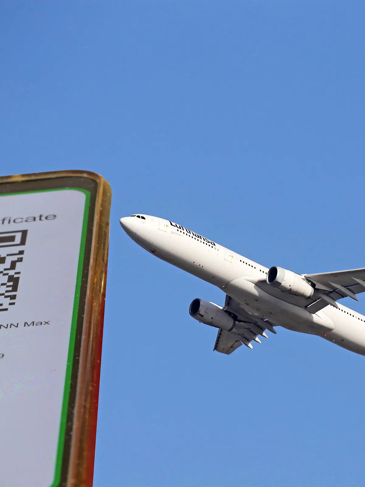  Symbolbild: Digitaler Grüner Pass und eine startende Lufthansal-Maschine *** Symbolic image of a digital green passport and a Lufthansal aircraft taking off Copyright: xx