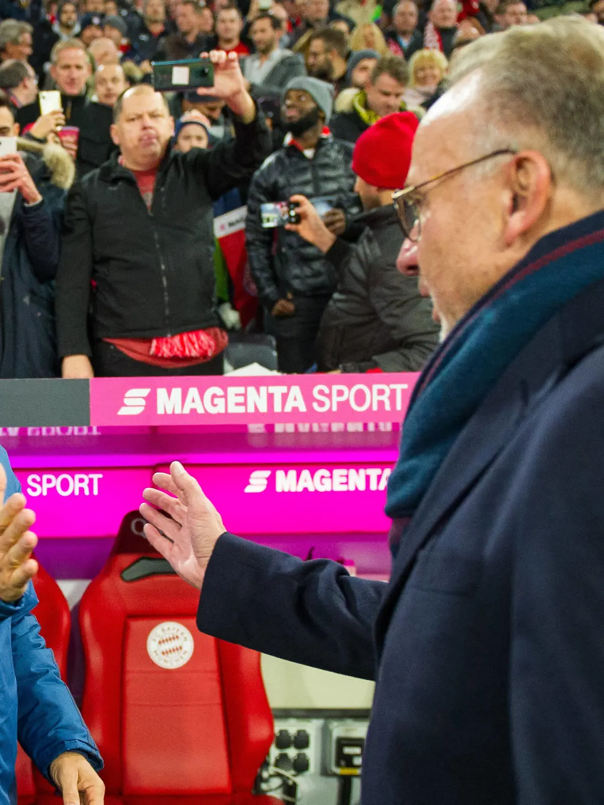  Fußball: 1. Bundesliga 11. Spieltag, FC Bayern München - Borussia Dortmund am 09.11.2019 im Allianz Arena in München. Bayern Hansi FLICK, Trainer, FCB Bayern München Muenchen, Portrait, Mimik, halbe Figur, Gestik, Karl-Heinz RUMMENIGGE, Vorstandsvorsitzender, FCB Bayern München Muenchen, DFL REGULATIONS PROHIBIT ANY USE OF PHOTOGRAPHS AS IMAGE SEQUENCES AND/OR QUASI-VIDEO. *** Football 1 Bundesliga 11 Matchday, FC Bayern München Borussia Dortmund on 09 11 2019 at Allianz Arena in Munich Bayern Hansi FLICK, Trainer, FCB Bayern München Muenchen, Portrait, Mimik, Halbe Figur, Gestik, Karl Heinz RUMMENIGGE, Chairman of the Board, FCB Bayern München Muenchen, DFL REGULATIONS PROHIBIT ANY USE OF PHOTOGRAPHS AS IMAGE SEQUENCES AND OR QUASI VIDEO Copyright: xKirchner/ChristopherxNeundorfx