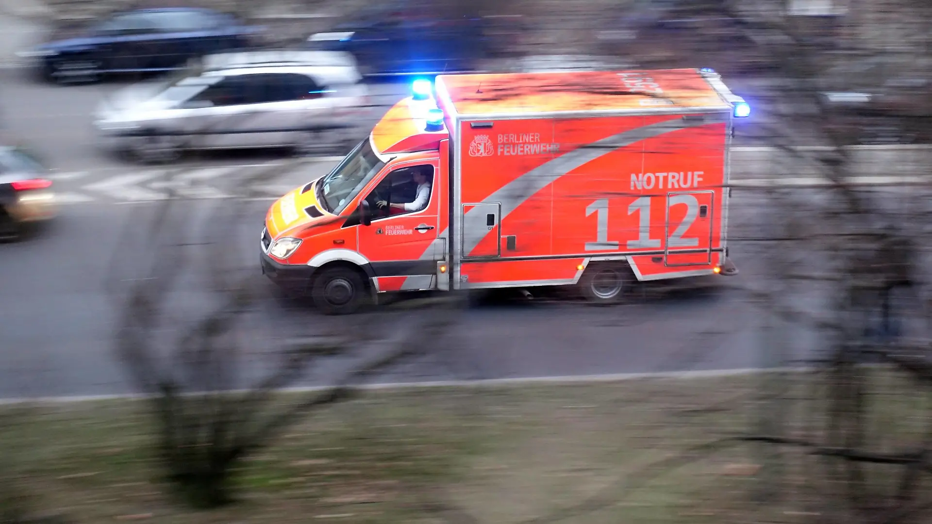 01.03.2019, Berlin, GER - Notarzt der Berliner Feuerwehr im Einsatz. (112, Alltag, Ambulanz, Arzt, Aufsicht, aussen, Aussenaufnahme, Berlin, Berliner Feuerwehr, Beruf, Bewegungsunschaerfe, Blaulicht, Blaulichtfahrt, deutsch, Deutschland, Einsatz, Erste Hilfe, Europa, europaeisch, faehrt, fahren, Fahrzeug, Feuerwehr, Gesellschaft, Helfer, Hilfe, Jahreszeit, Job, Krankenwagen, niemand, Not, Notarzt, Notdienst, Noteinsatz, Notfall, Nothelfer, Nothilfe, Notruf, Personenschaden, PKW, QF, Querformat, Retter, Rettung, Rettungsdienst, Rettungsdienstwagen, Rettungseinsatz, Rettungsfahrt, Rettungswagen, Rettungswesen, RTW, schnell, Schnelligkeit, Stadt, Stadtverkehr, Strasse, Strassenszene, Strassenverkehr, Tempo, Verkehr, Vogelperspektive, Westeuropa, Winter, Wirtschaft) 190301D510BERLIN.JPG *** 01 03 2019 Berlin GER Emergency physician of the Be