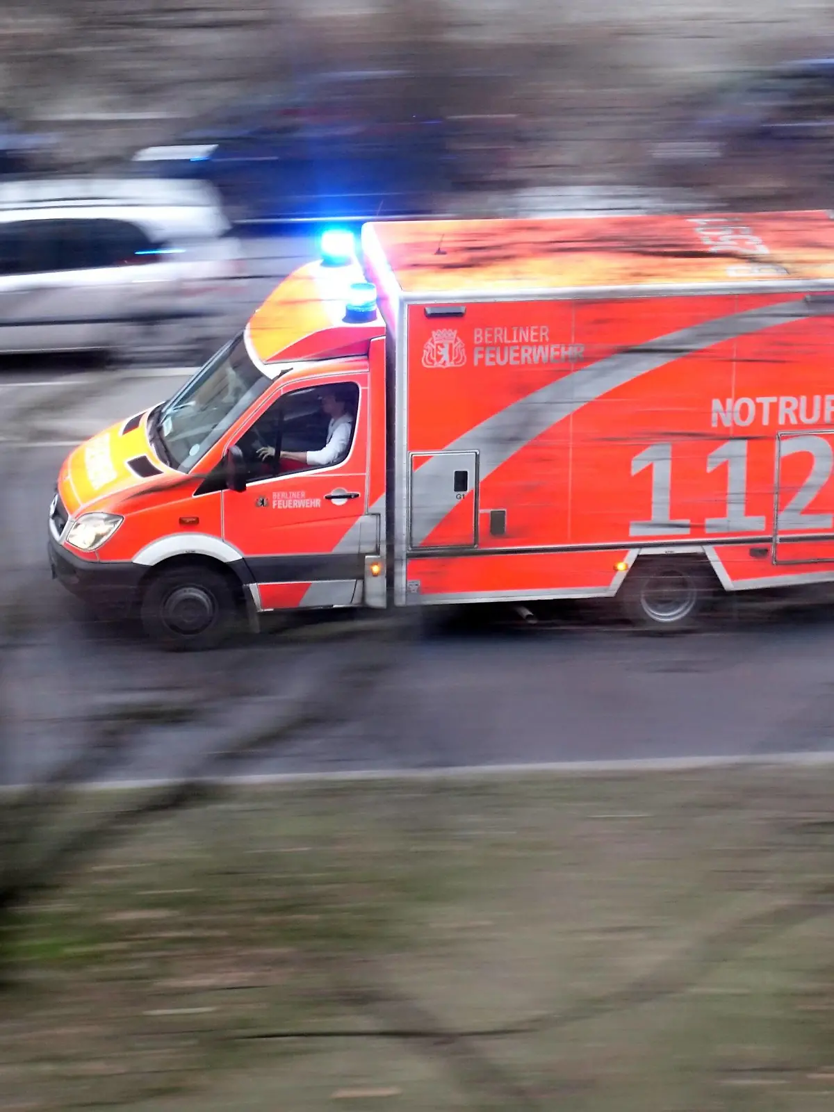 01.03.2019, Berlin, GER - Notarzt der Berliner Feuerwehr im Einsatz. (112, Alltag, Ambulanz, Arzt, Aufsicht, aussen, Aussenaufnahme, Berlin, Berliner Feuerwehr, Beruf, Bewegungsunschaerfe, Blaulicht, Blaulichtfahrt, deutsch, Deutschland, Einsatz, Erste Hilfe, Europa, europaeisch, faehrt, fahren, Fahrzeug, Feuerwehr, Gesellschaft, Helfer, Hilfe, Jahreszeit, Job, Krankenwagen, niemand, Not, Notarzt, Notdienst, Noteinsatz, Notfall, Nothelfer, Nothilfe, Notruf, Personenschaden, PKW, QF, Querformat, Retter, Rettung, Rettungsdienst, Rettungsdienstwagen, Rettungseinsatz, Rettungsfahrt, Rettungswagen, Rettungswesen, RTW, schnell, Schnelligkeit, Stadt, Stadtverkehr, Strasse, Strassenszene, Strassenverkehr, Tempo, Verkehr, Vogelperspektive, Westeuropa, Winter, Wirtschaft) 190301D510BERLIN.JPG *** 01 03 2019 Berlin GER Emergency physician of the Be  