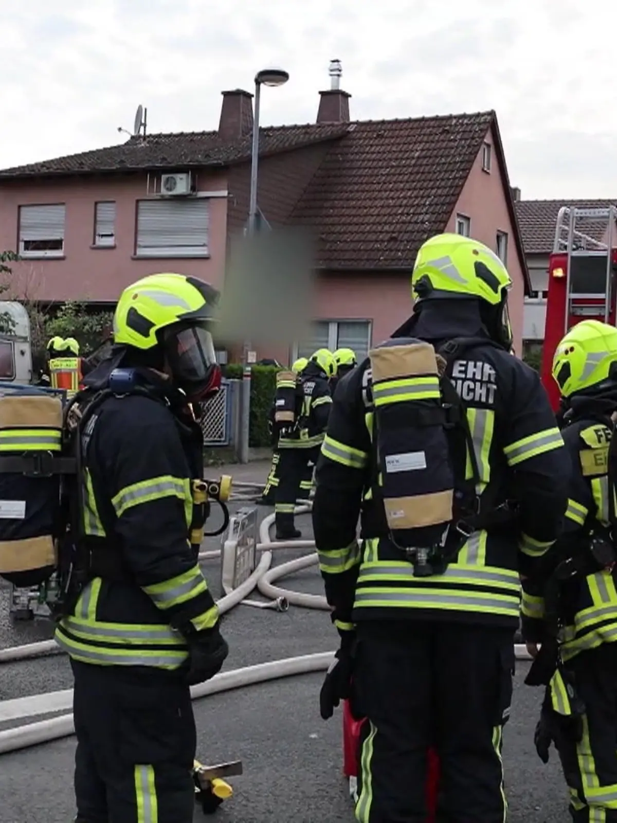 Unhaltbare Zustände – und jetzt auch noch ein Brand.

Erst im April hatten sich Anwohner über ihre Nachbarn in Linsengericht-Geislitz beschwert. Windeln für Erwachsene sorgen für einen unerträglichen Gestank, Lebensmittelreste locken Ratten groß wie Katzen an – jetzt muss die Feuerwehr einen Brand in eben diesem Haus unter Kontrolle bringen. Die ganze Geschichte – im Video!