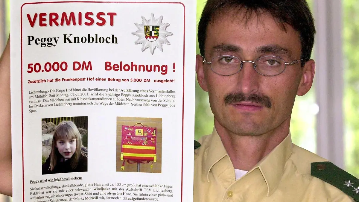 Der Polizeibeamte Klaus Bernhardt zeigt am 9.7.2001 in der Poizeidirektion Hof das neue Plakat, mit dem nach der vermissten Peggy Knobloch gesucht wird. In Kürze sollen solche Plakate in jeder Polizeidienststelle in Deutschland aushängen, insgesamt 25000 Stück werden verschickt. Das neunjährige Mädchen aus Lichtenberg wird seit dem 7. Mai vermisst. Noch immer gibt es keine heiße Spur in dem Fall.