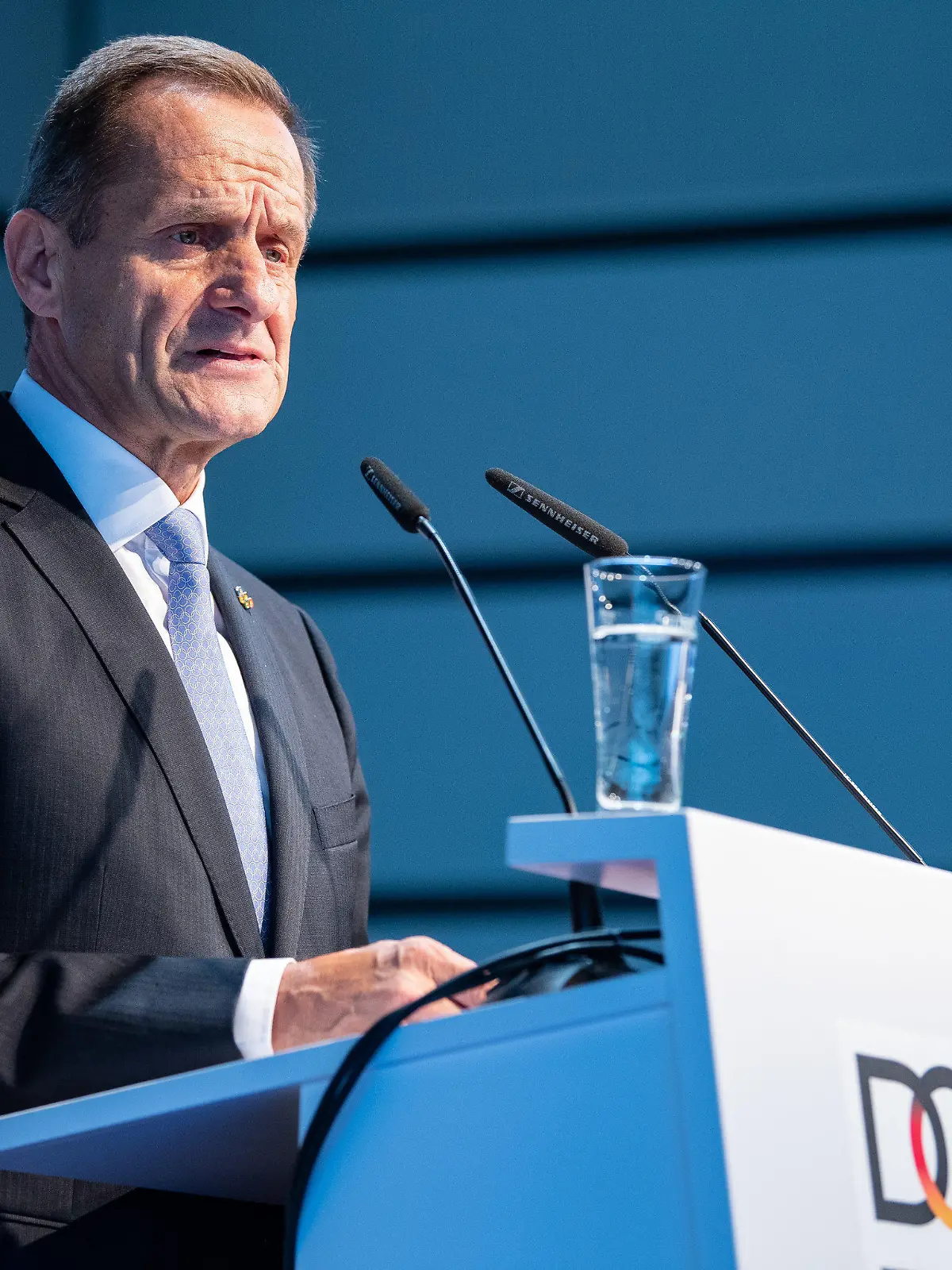 ARCHIV - 01.12.2018, Nordrhein-Westfalen, Düsseldorf: Alfons Hörmann, Präsident des DOSB spricht auf der Mitgliederversammlung des Deutschen Olympischen Sportbundes. (zu dpa "DOSB-Präsident Hörmann: «Im Laden WADA sauber aufräumen» vom 28.01.2019) Foto: Guido Kirchner/dpa +++ dpa-Bildfunk +++