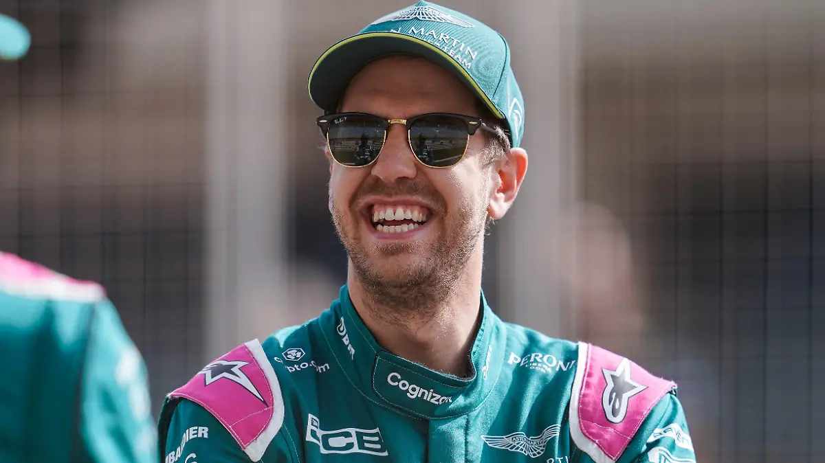 ARCHIV - 12.03.2021, Bahrain, Sakhir: Formel 1: Auftakt der Testfahrten vor der neuen Saison: Sebastian Vettel aus Deutschland (r) und Lance Stroll aus Kanada, beide vom Aston-Martin-Team, unterhalten sich bei einem Fotoshooting auf dem Bahrain International Circuit. (zu dpa «Vettel und das «Bond-Girl» - Keine Genugtuung gegenüber Ferrari») Foto: James Gasperotti/ZUMA Wire/dpa +++ dpa-Bildfunk +++