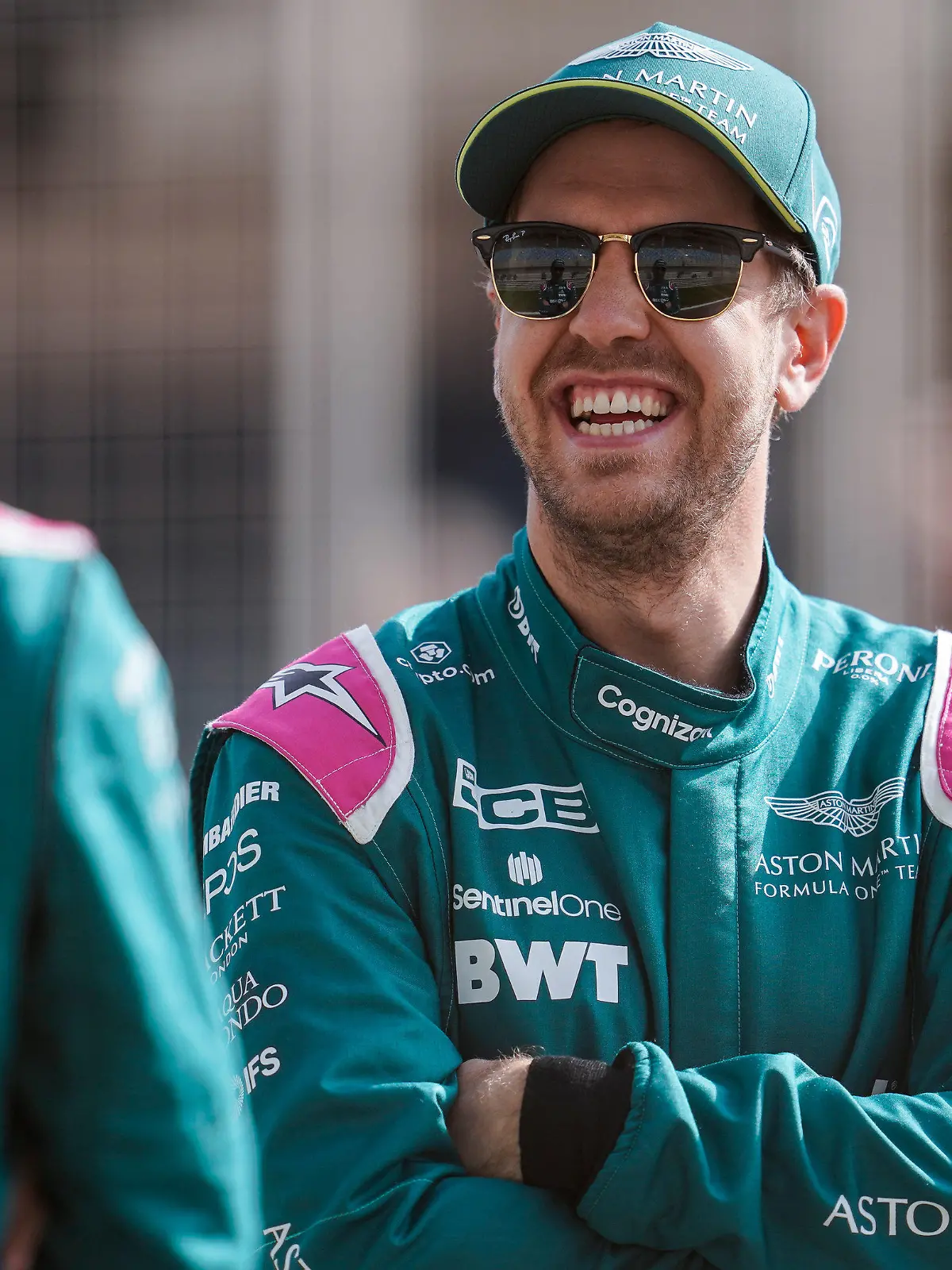 ARCHIV - 12.03.2021, Bahrain, Sakhir: Formel 1: Auftakt der Testfahrten vor der neuen Saison: Sebastian Vettel aus Deutschland (r) und Lance Stroll aus Kanada, beide vom Aston-Martin-Team, unterhalten sich bei einem Fotoshooting auf dem Bahrain International Circuit. (zu dpa «Vettel und das «Bond-Girl» - Keine Genugtuung gegenüber Ferrari») Foto: James Gasperotti/ZUMA Wire/dpa +++ dpa-Bildfunk +++