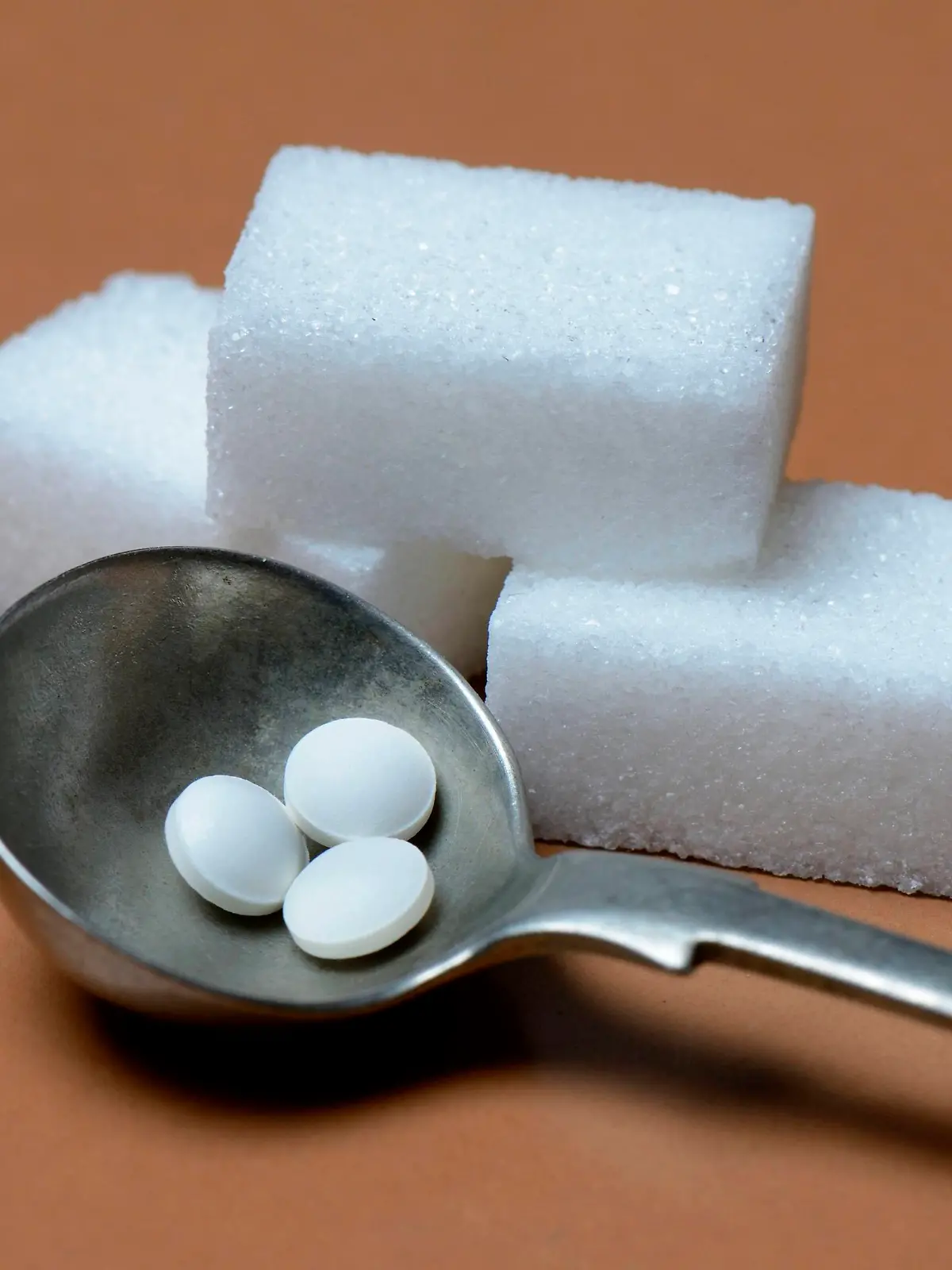 Lange Zeit galten künstlich gesüßte Getränke im Vergleich zu zuckerhaltigen als gesünder. Eine Studie räumt nun mit dem Mythos auf.