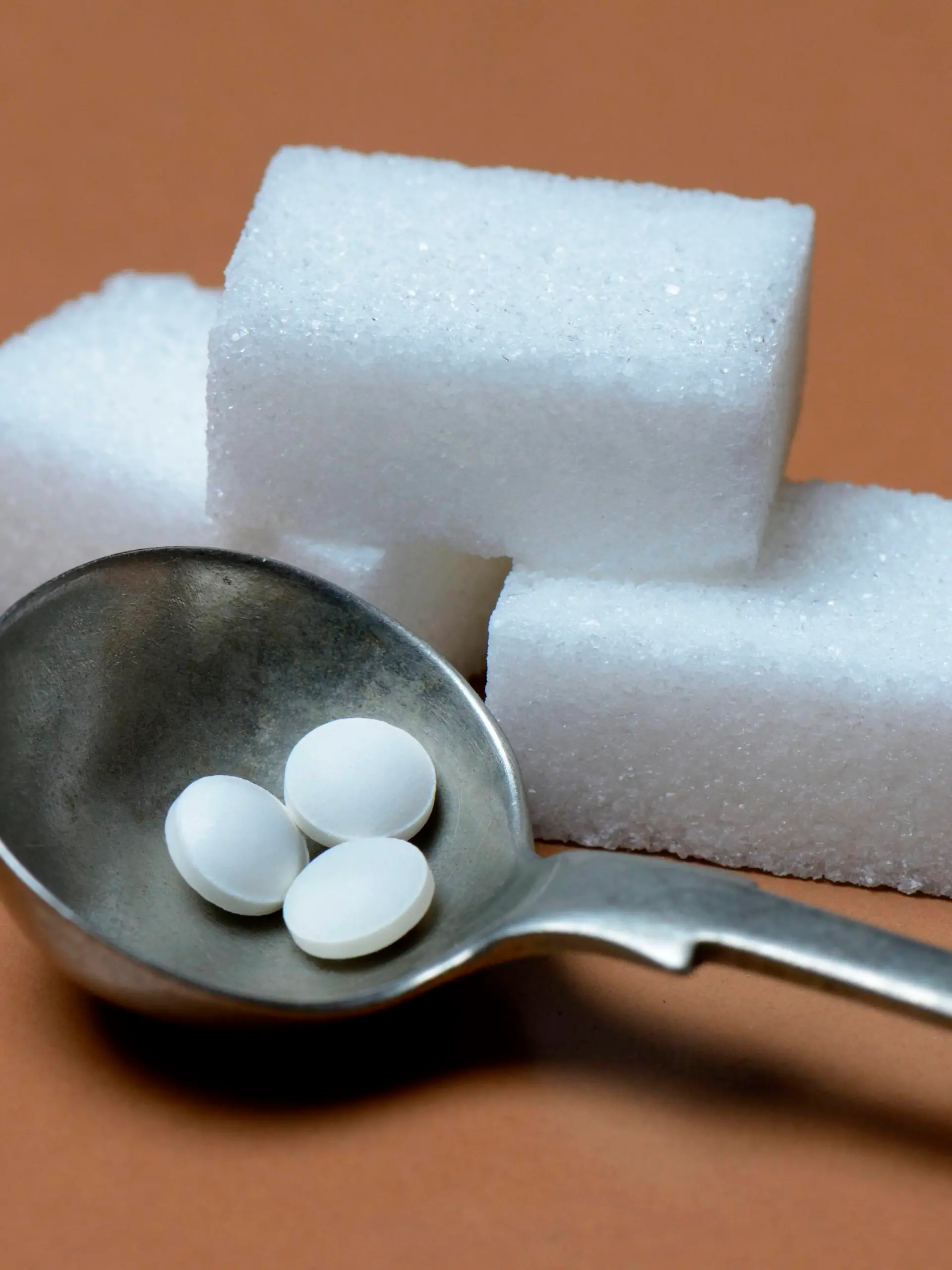 Lange Zeit galten künstlich gesüßte Getränke im Vergleich zu zuckerhaltigen als gesünder. Eine Studie räumt nun mit dem Mythos auf.