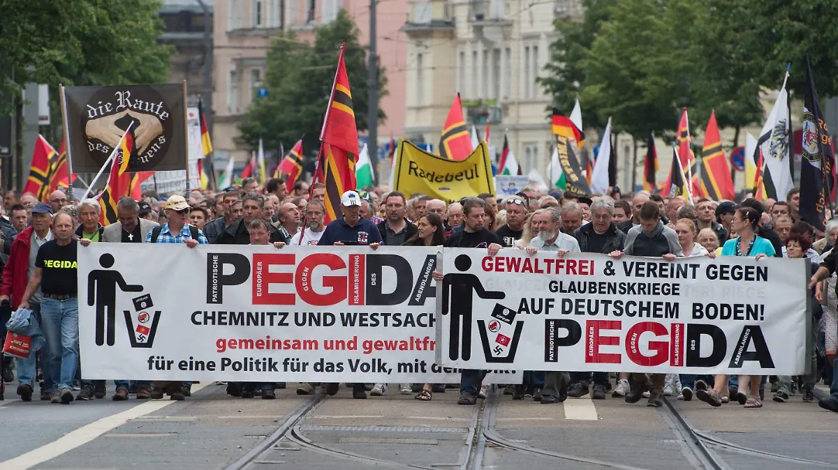 ARCHIV - 23.05.2016, Sachsen, Dresden: Teilnehmer einer Kundgebung der islamfeindlichen Pegida-Bewegung gehen über den Albertplatz. (zu dpa "Verfassungsschutz stuft Pegida als extremistische Bestrebung ein") Foto: Sebastian Kahnert/dpa-Zentralbild/dpa +++ dpa-Bildfunk +++