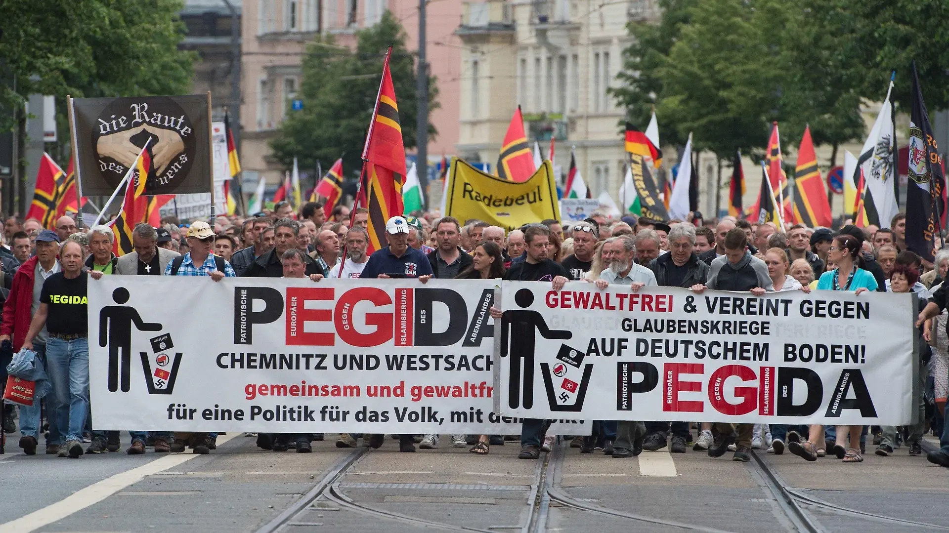 ARCHIV - 23.05.2016, Sachsen, Dresden: Teilnehmer einer Kundgebung der islamfeindlichen Pegida-Bewegung gehen über den Albertplatz. (zu dpa "Verfassungsschutz stuft Pegida als extremistische Bestrebung ein") Foto: Sebastian Kahnert/dpa-Zentralbild/dpa +++ dpa-Bildfunk +++