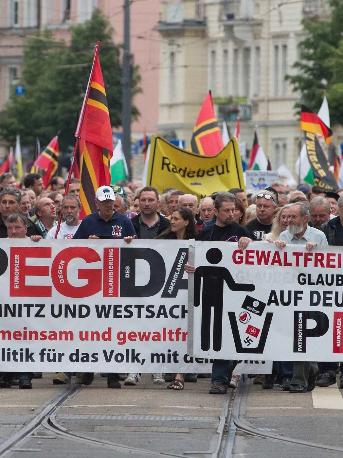 ARCHIV - 23.05.2016, Sachsen, Dresden: Teilnehmer einer Kundgebung der islamfeindlichen Pegida-Bewegung gehen über den Albertplatz. (zu dpa "Verfassungsschutz stuft Pegida als extremistische Bestrebung ein") Foto: Sebastian Kahnert/dpa-Zentralbild/dpa +++ dpa-Bildfunk +++