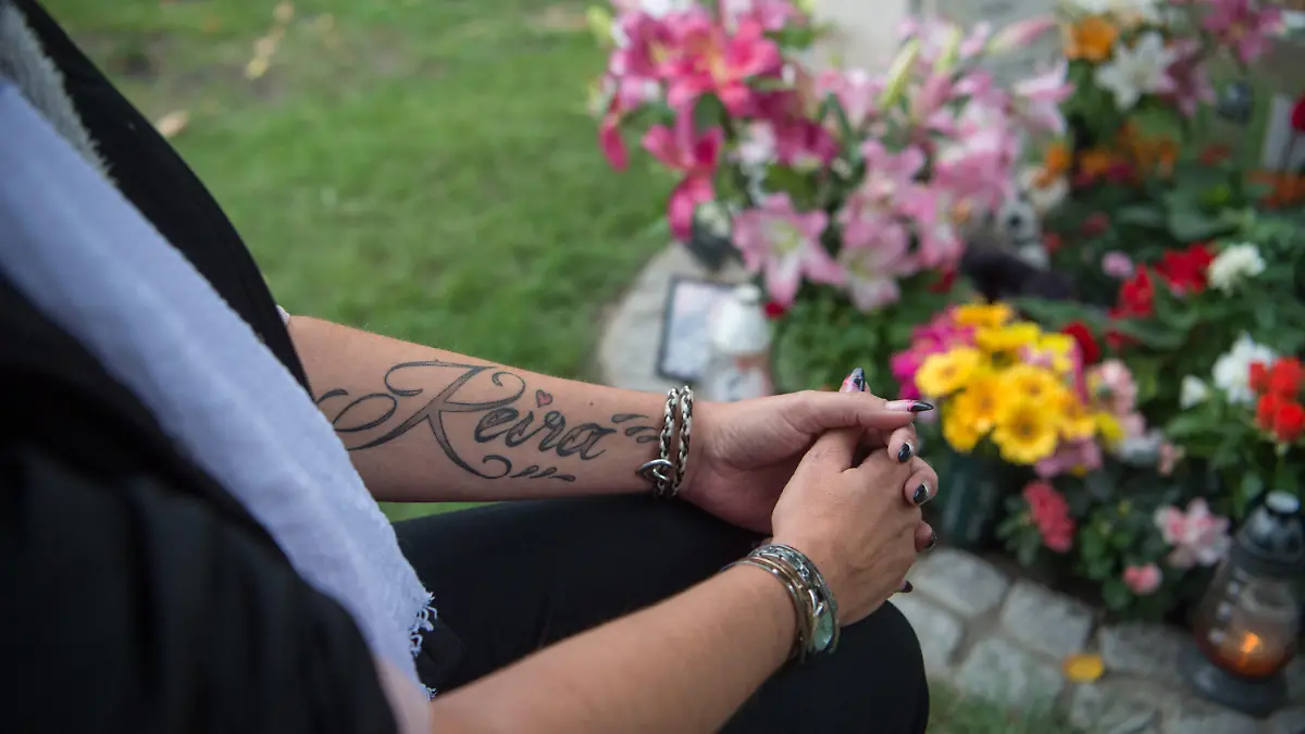 ARCHIV - 14.09.2018, Berlin: Die Mutter der getöteten 14-Jährigen Keira aus Berlin-Hohenschönhausen trauert am Grab ihrer Tochter. (zu "14-jährige Keira erstochen - Urteil gegen Mitschüler erwartet" vom 21.11.2018) Foto: Arne Immanuel Bänsch/dpa +++ dpa-Bildfunk +++