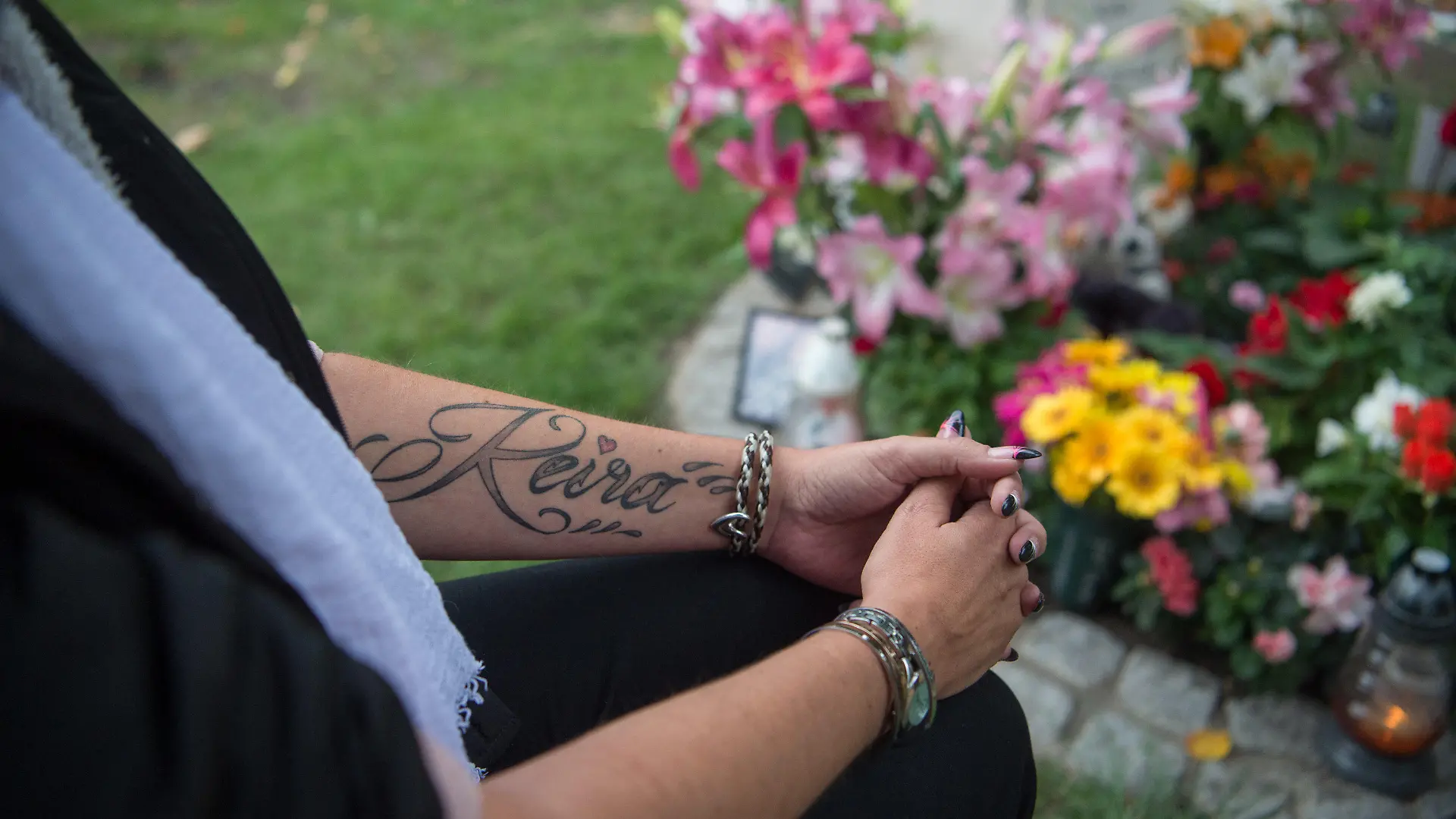 ARCHIV - 14.09.2018, Berlin: Die Mutter der getöteten 14-Jährigen Keira aus Berlin-Hohenschönhausen trauert am Grab ihrer Tochter. (zu "14-jährige Keira erstochen - Urteil gegen Mitschüler erwartet" vom 21.11.2018) Foto: Arne Immanuel Bänsch/dpa +++ dpa-Bildfunk +++