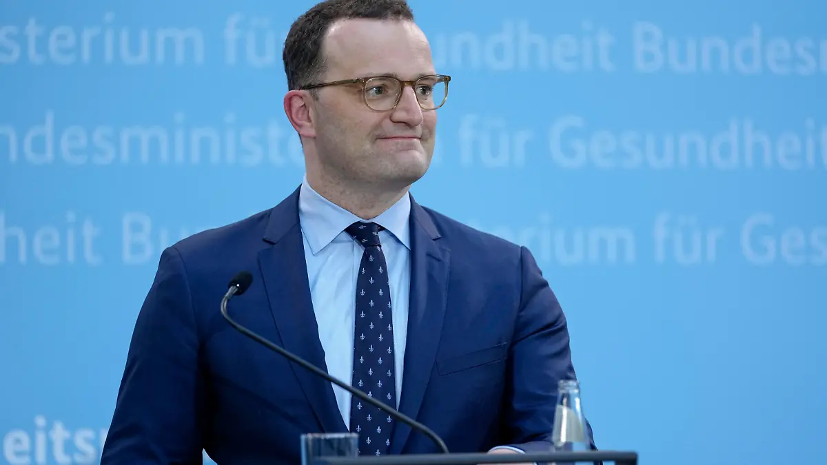 Statement im Anschluss an die Gesundheitsministerkonferenz zur Impfpriorisierung von AstraZeneca und Impfungen von Kindern und Jugendlichen Aktuell, 06.05.2021, Berlin, Jens Spahn der Bundesgesundheitsminister Bundesminister fuer Gesundheit im Portrait bei seinem Statement im Anschluss an die Gesundheitsministerkonferenz zur Impfpriorisierung von AstraZeneca und Impfungen von Kindern und Jugendlichen im Bundesgesundheitsministerium in Berlin Berlin Berlin Deutschland *** Statement following the Health Ministers Conference on AstraZenecas vaccination prioritization and vaccinations of children and adolescents Current, 06 05 2021, Berlin, Jens Spahn the Federal Minister of Health Federal Minister of Health in portrait during his statement