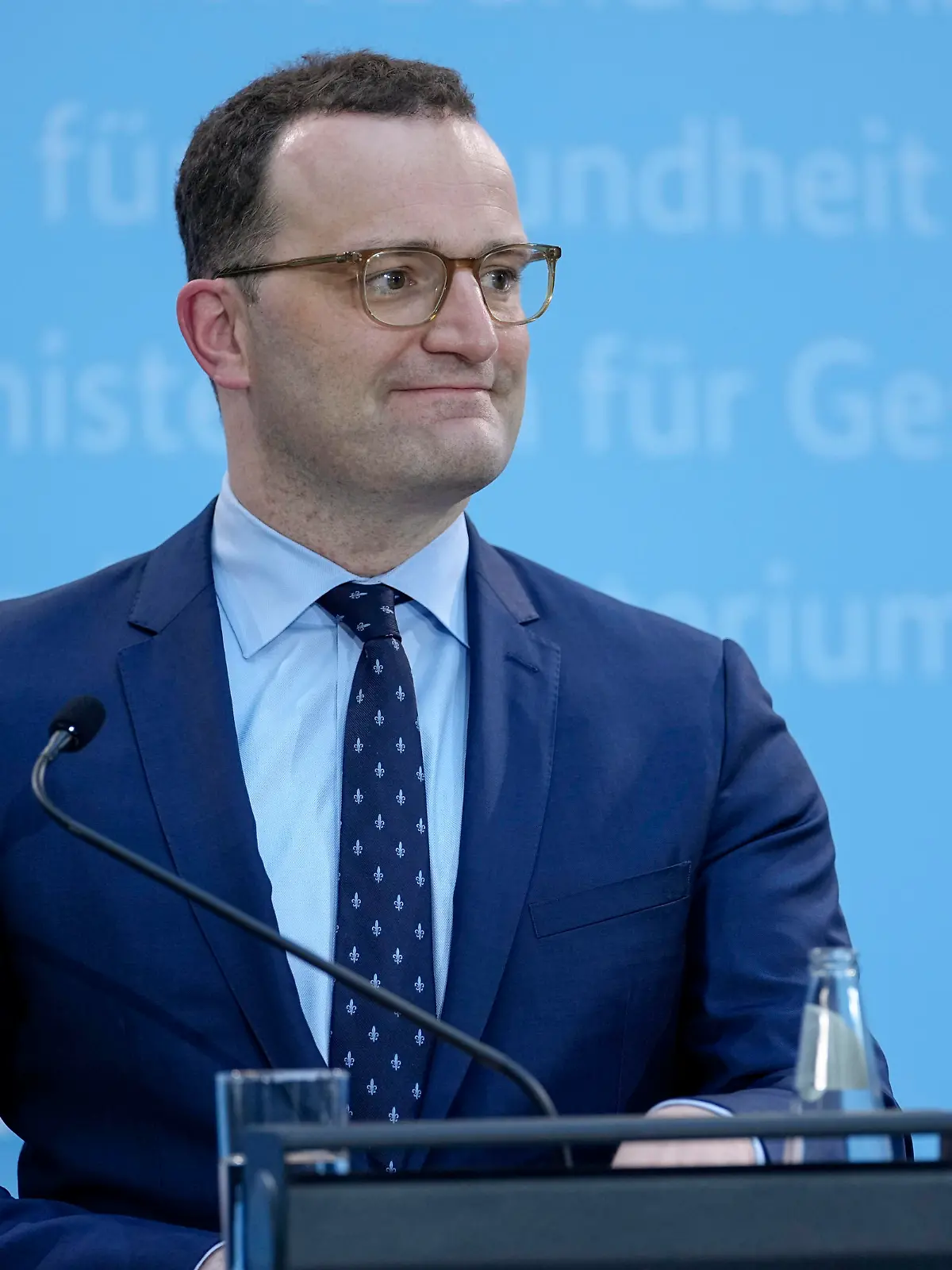 Statement im Anschluss an die Gesundheitsministerkonferenz zur Impfpriorisierung von AstraZeneca und Impfungen von Kindern und Jugendlichen Aktuell, 06.05.2021, Berlin, Jens Spahn der Bundesgesundheitsminister Bundesminister fuer Gesundheit im Portrait bei seinem Statement im Anschluss an die Gesundheitsministerkonferenz zur Impfpriorisierung von AstraZeneca und Impfungen von Kindern und Jugendlichen im Bundesgesundheitsministerium in Berlin Berlin Berlin Deutschland *** Statement following the Health Ministers Conference on AstraZenecas vaccination prioritization and vaccinations of children and adolescents Current, 06 05 2021, Berlin, Jens Spahn the Federal Minister of Health Federal Minister of Health in portrait during his statement 