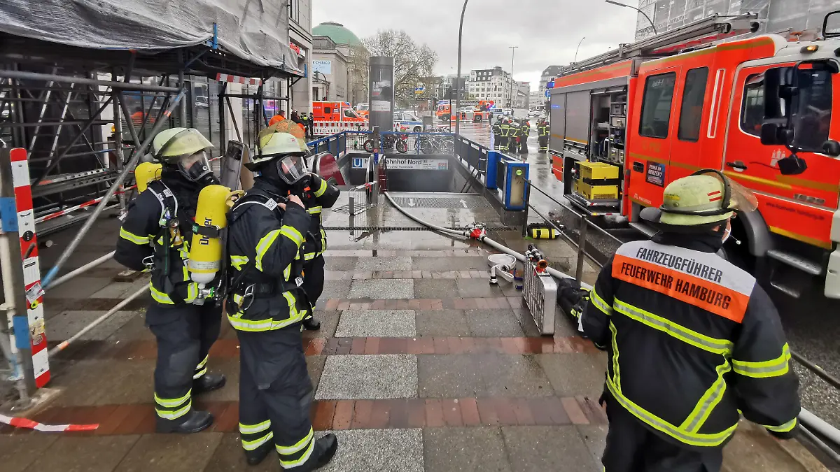 07.05.2021, Hamburg: Einsätzkräfte der Feuerwehr Hamburg sind im Einsatz an einem Eingang zum Hauptbahnhof Nord. Foto: Steven Hutchings/TNN /dpa +++ dpa-Bildfunk +++