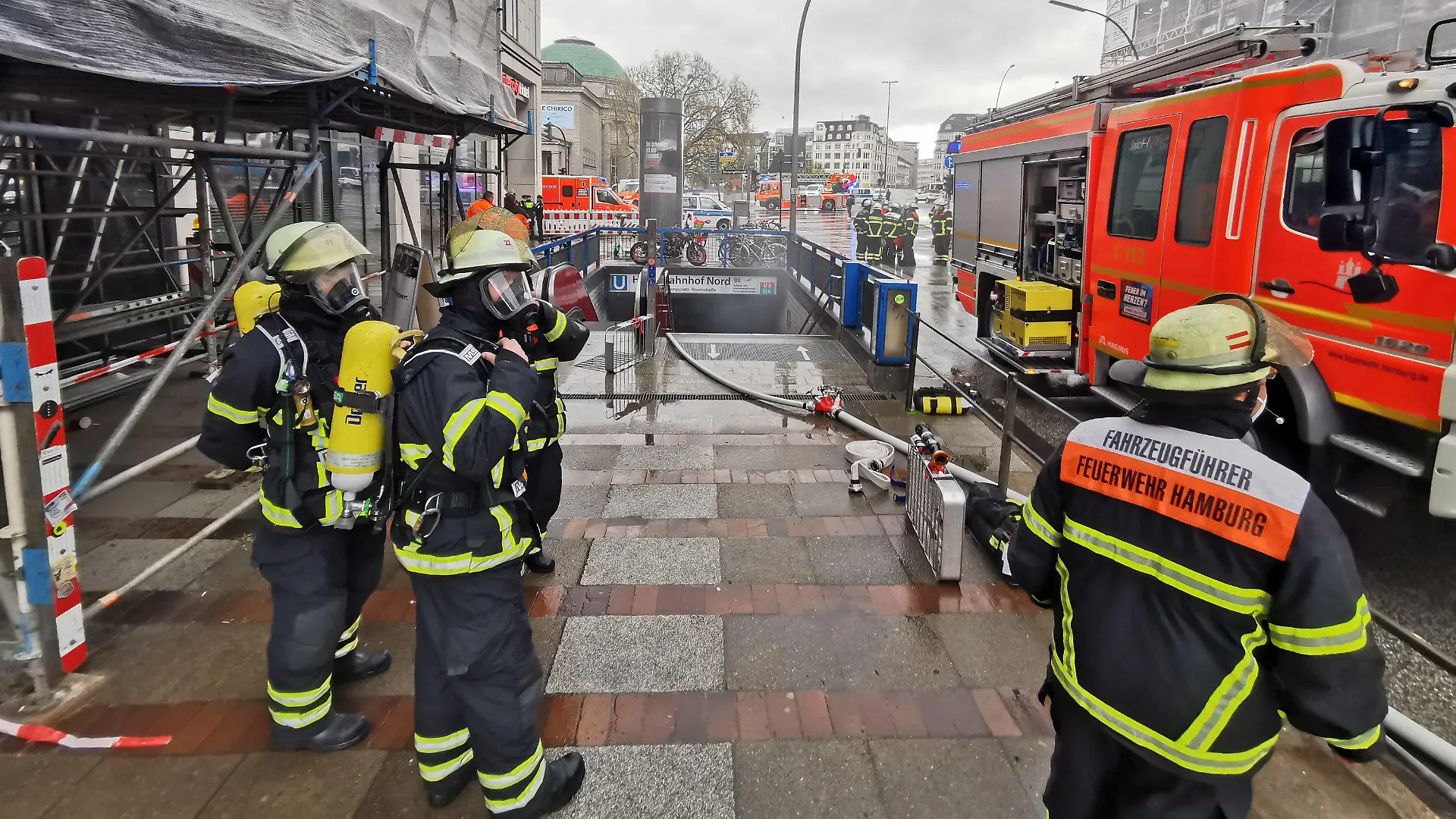 07.05.2021, Hamburg: Einsätzkräfte der Feuerwehr Hamburg sind im Einsatz an einem Eingang zum Hauptbahnhof Nord. Foto: Steven Hutchings/TNN /dpa +++ dpa-Bildfunk +++