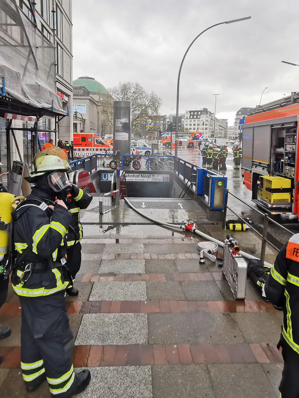07.05.2021, Hamburg: Einsätzkräfte der Feuerwehr Hamburg sind im Einsatz an einem Eingang zum Hauptbahnhof Nord. Foto: Steven Hutchings/TNN /dpa +++ dpa-Bildfunk +++