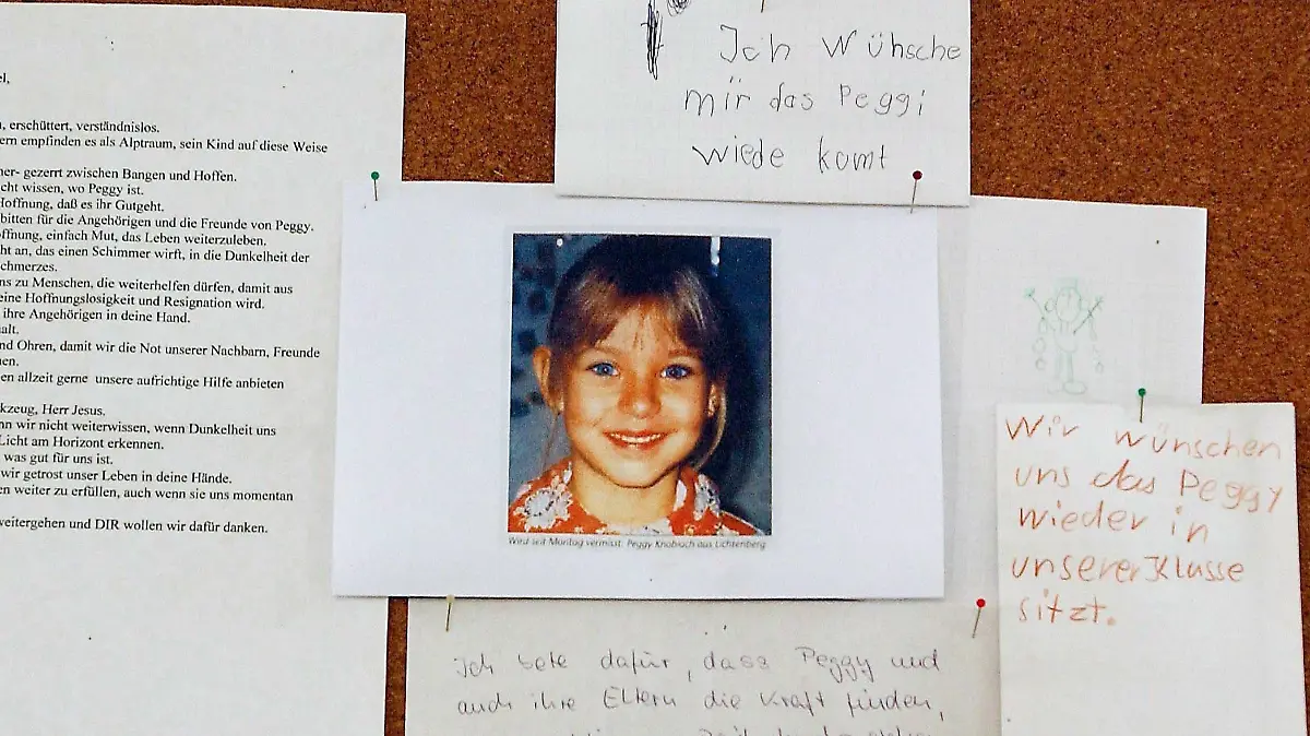 An einer Wand in der Kirche des oberfränkischen Ortes Lichtenberg hängt am 22.4.2002 ein Bild der vermissten Peggy Knobloch. Einwohner haben Briefe der Anteilnahme daneben gehängt. Seit dem 7. Mai 2001 fehlt von der Neunjährigen jede Spur. Die Eltern wissen bis heute nicht, ob ihr Kind noch lebt oder einem Verbrechen zum Opfer fiel.