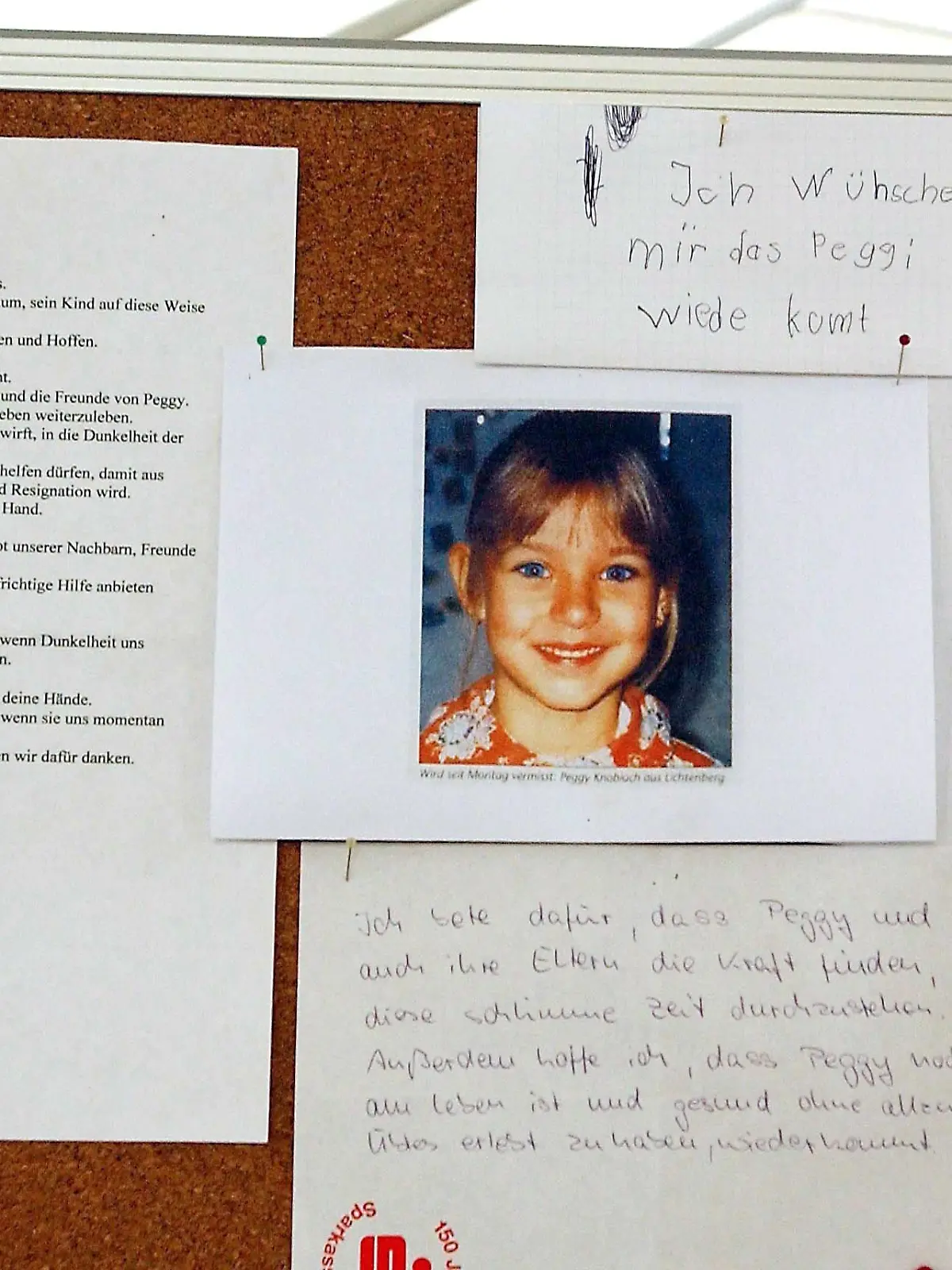 An einer Wand in der Kirche des oberfränkischen Ortes Lichtenberg hängt am 22.4.2002 ein Bild der vermissten Peggy Knobloch. Einwohner haben Briefe der Anteilnahme daneben gehängt. Seit dem 7. Mai 2001 fehlt von der Neunjährigen jede Spur. Die Eltern wissen bis heute nicht, ob ihr Kind noch lebt oder einem Verbrechen zum Opfer fiel.