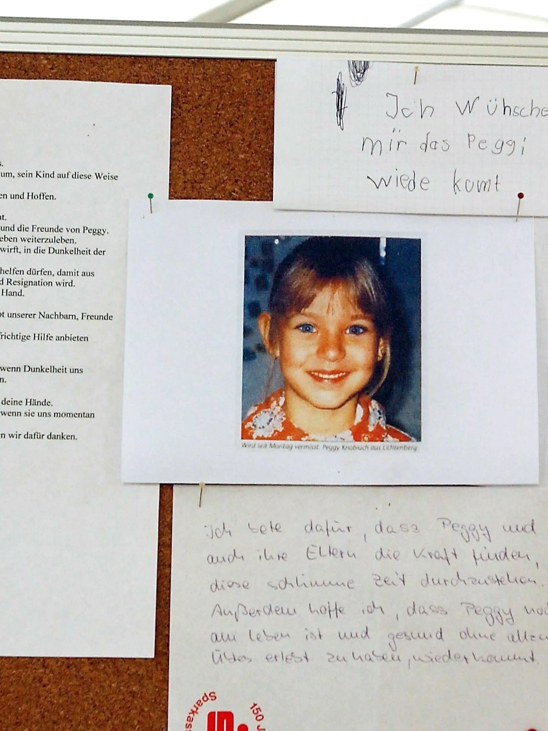 An einer Wand in der Kirche des oberfränkischen Ortes Lichtenberg hängt am 22.4.2002 ein Bild der vermissten Peggy Knobloch. Einwohner haben Briefe der Anteilnahme daneben gehängt. Seit dem 7. Mai 2001 fehlt von der Neunjährigen jede Spur. Die Eltern wissen bis heute nicht, ob ihr Kind noch lebt oder einem Verbrechen zum Opfer fiel.