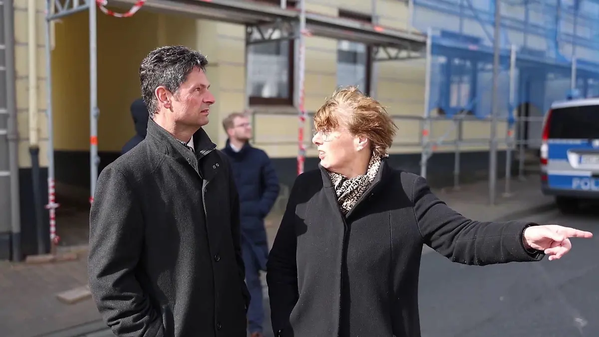 Schleswig-Holsteins Innenministerin Sabine Sütterlin-Waack (CDU) und Oberbürgermeister Fabian Geyer am Ort des tragischen Geschehens am Freitagmorgen.
