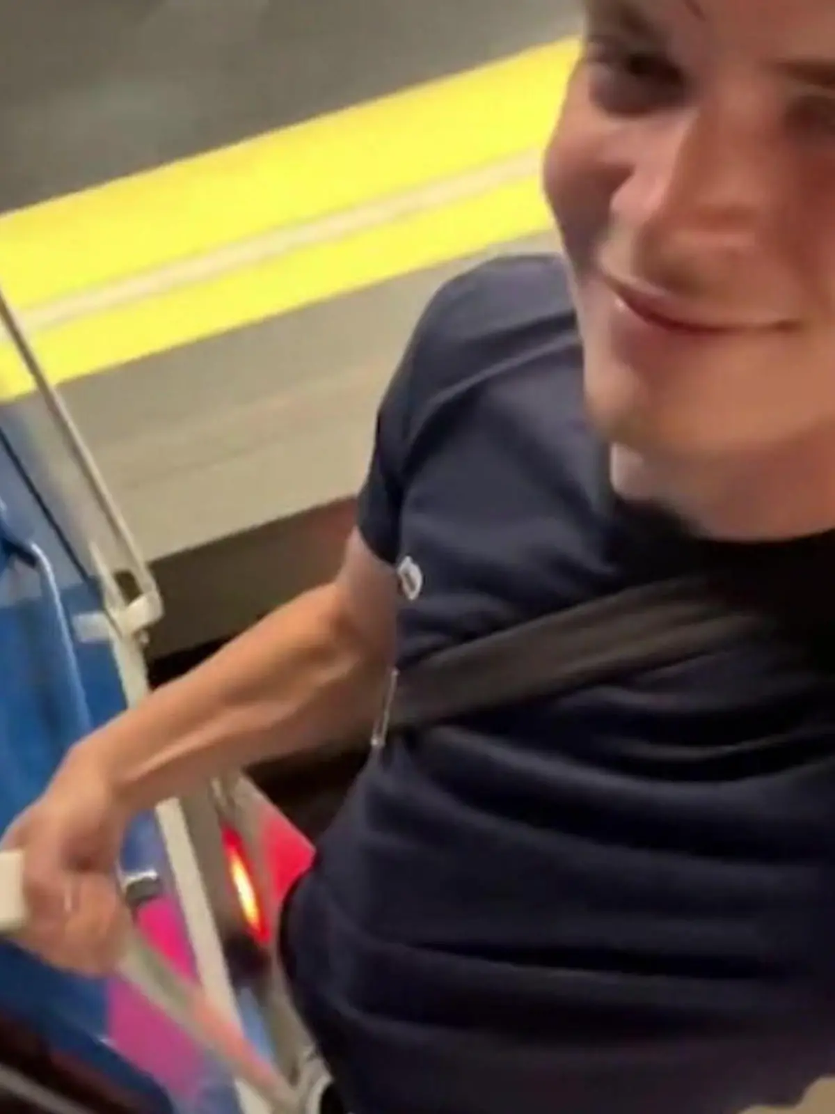 Bild zu: "Influencer hängt sich an U-Bahn – jetzt ermittelt Nationalpolizei"