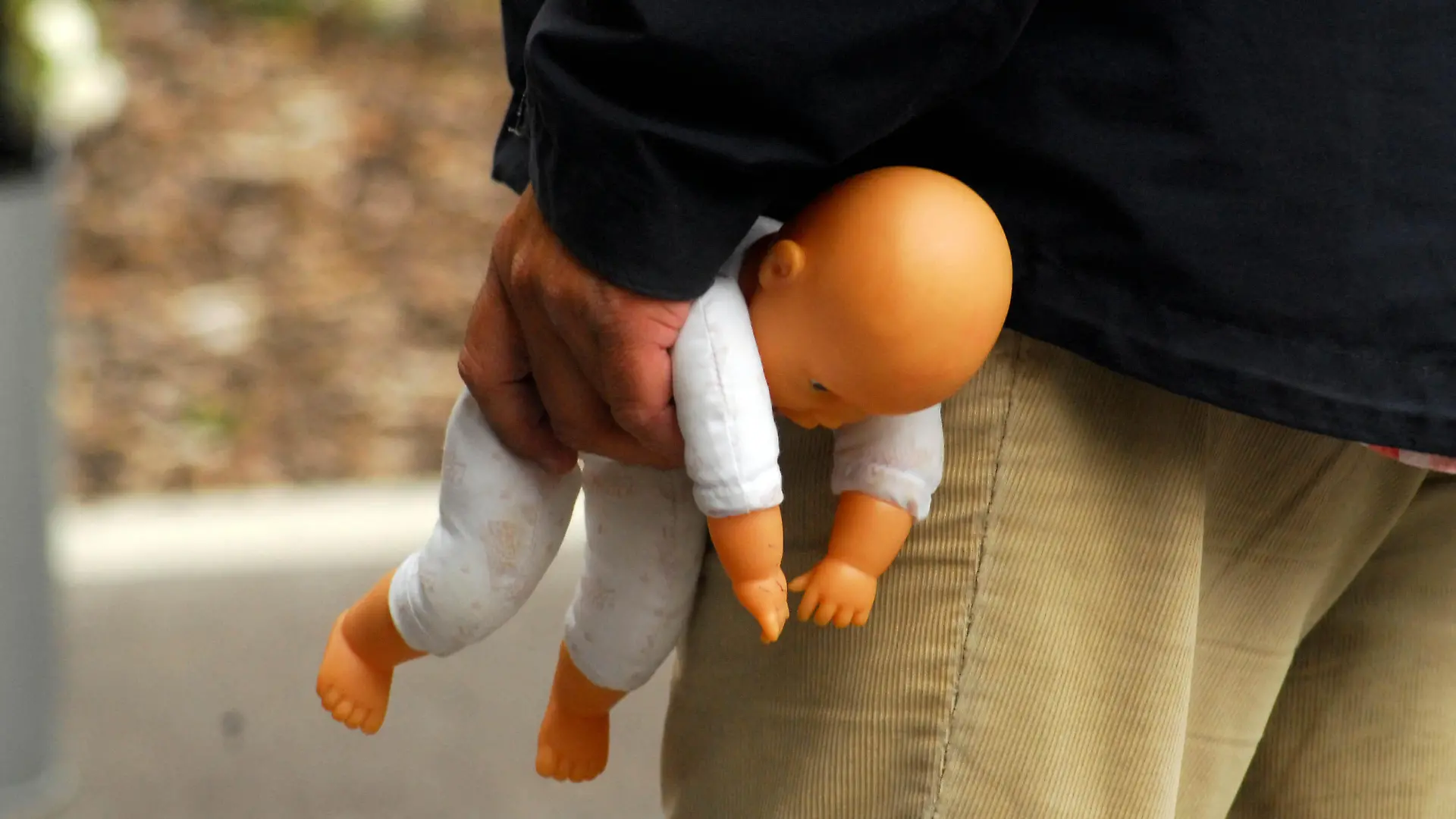 Mann hält Puppe in der Hand