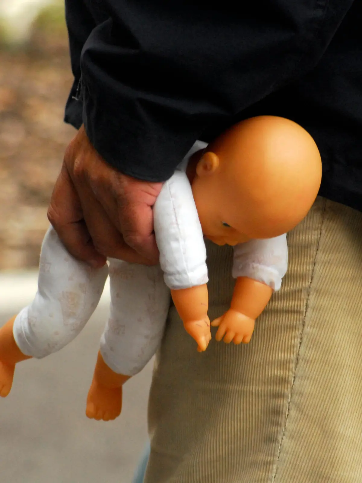Mann hält Puppe in der Hand