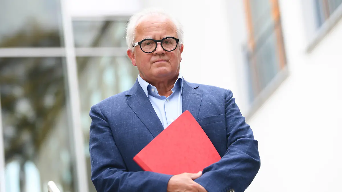 ARCHIV - 17.08.2020, Hessen, Frankfurt/Main: Fritz Keller, Präsident des Deutschen Fußball-Bundes (DFB), nimmt vor der DFB-Zentrale an der Übergabe einer Erklärung zur geforderten Reform des Profigeschäfts durch die Fan-Initiative «Unser Fußball» teil. (zu dpa: «Landes- und Regionalpräsidenten fordern Rücktritt von DFB-Chef Keller») Foto: Arne Dedert/dpa +++ dpa-Bildfunk +++
