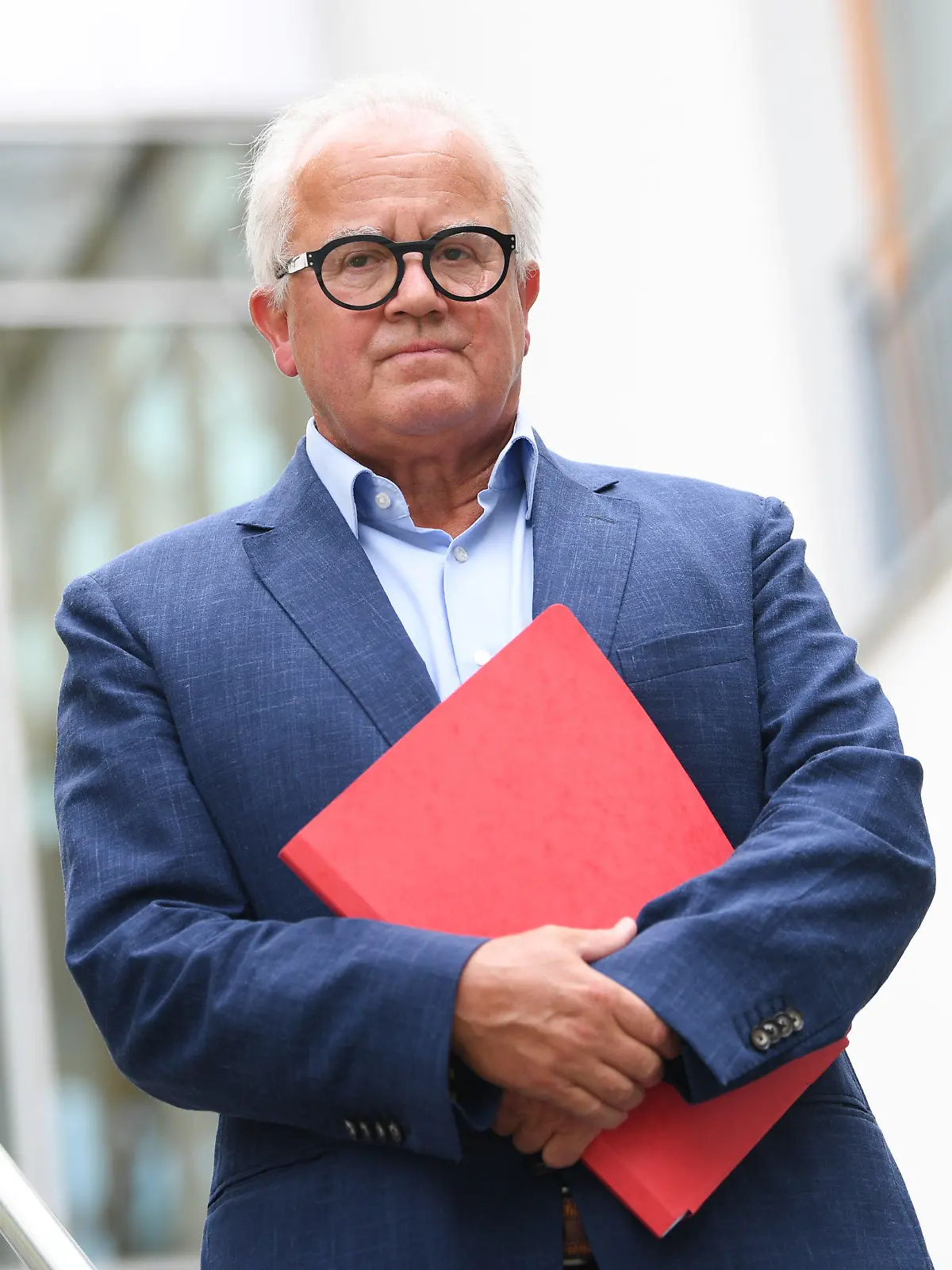 ARCHIV - 17.08.2020, Hessen, Frankfurt/Main: Fritz Keller, Präsident des Deutschen Fußball-Bundes (DFB), nimmt vor der DFB-Zentrale an der Übergabe einer Erklärung zur geforderten Reform des Profigeschäfts durch die Fan-Initiative «Unser Fußball» teil. (zu dpa: «Landes- und Regionalpräsidenten fordern Rücktritt von DFB-Chef Keller») Foto: Arne Dedert/dpa +++ dpa-Bildfunk +++