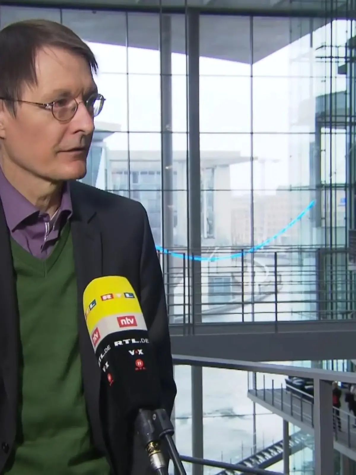 SPD-Gesundheitsexperte Karl Lauterbach rechnet in wenigen Wochen mit einer exponentiell fallenden Corona-Inzidenz.