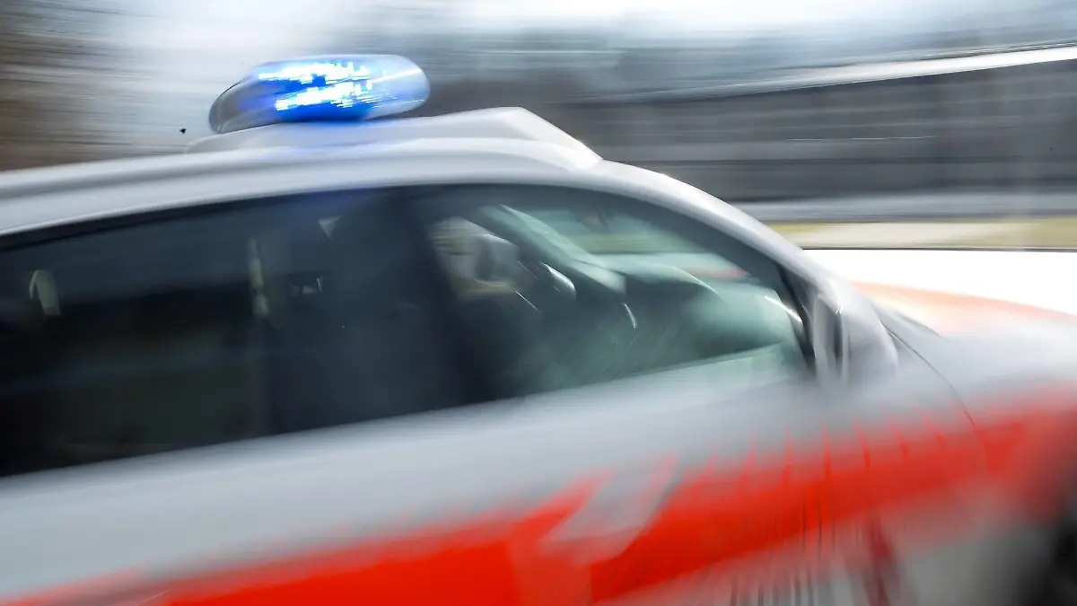 Einsatzfahrzeug auf dem Weg zum Einsatz, Mit eingeschaltetem Blaulicht fährt ein Notarzteinsatzfahrzeug des DRK Kreisverbandes Heidenheim zum Einsatz. Aufnahme mit langer Belichtungszeit Heidenheim an der Brenz Baden-Württemberg Deutschland Heidenheim an der Brenz *** Emergency vehicle on its way to deployment, With the blue light switched on, an emergency ambulance of the DRK Kreisverband Heidenheim drives to deployment Heidenheim an der Brenz Baden Württemberg Germany Heidenheim an der Brenz for a long exposure time Copyright: xxonw-images.de/MarkusxBrandhuberx