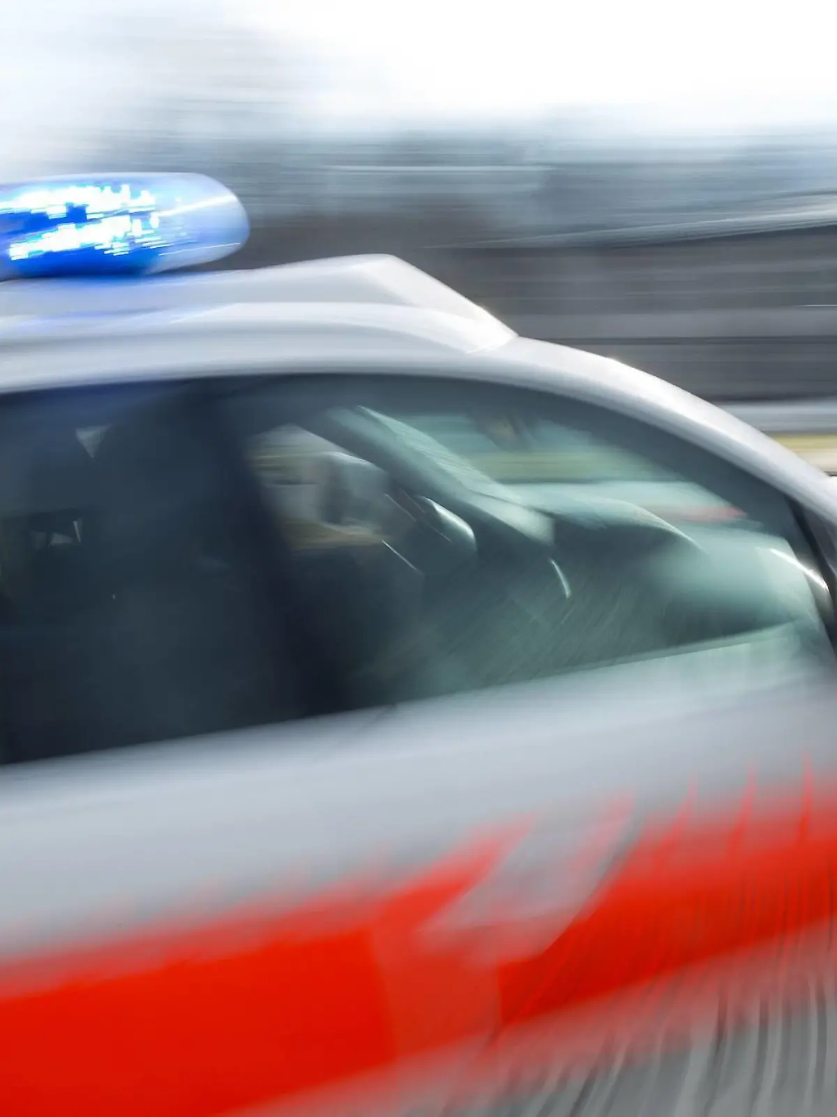  Einsatzfahrzeug auf dem Weg zum Einsatz, Mit eingeschaltetem Blaulicht fährt ein Notarzteinsatzfahrzeug des DRK Kreisverbandes Heidenheim zum Einsatz. Aufnahme mit langer Belichtungszeit Heidenheim an der Brenz Baden-Württemberg Deutschland Heidenheim an der Brenz *** Emergency vehicle on its way to deployment, With the blue light switched on, an emergency ambulance of the DRK Kreisverband Heidenheim drives to deployment Heidenheim an der Brenz Baden Württemberg Germany Heidenheim an der Brenz for a long exposure time Copyright: xxonw-images.de/MarkusxBrandhuberx
