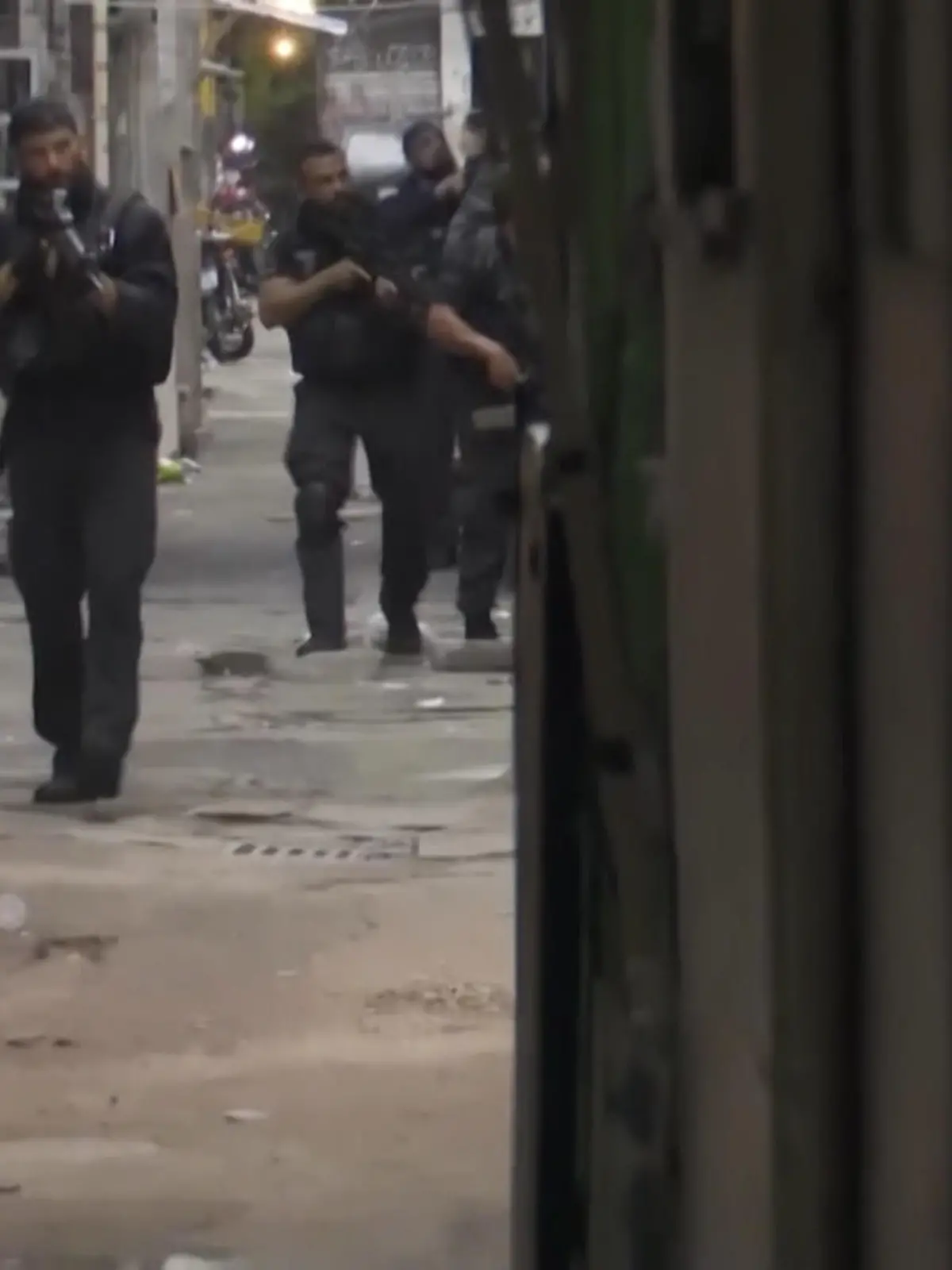 Amnesty International verurteilt das Vorgehen der Polizei bei der Drogenrazzia in einer Favela, einem Armenviertel in Rio de Janeiro. Sie bezeichnen den Einsatz als „Massaker“. Die brasilianische Polizei hingegen verteidigt ihr Vorgehen auf der Pressekonferenz, wie Sie im Video oben sehen können.