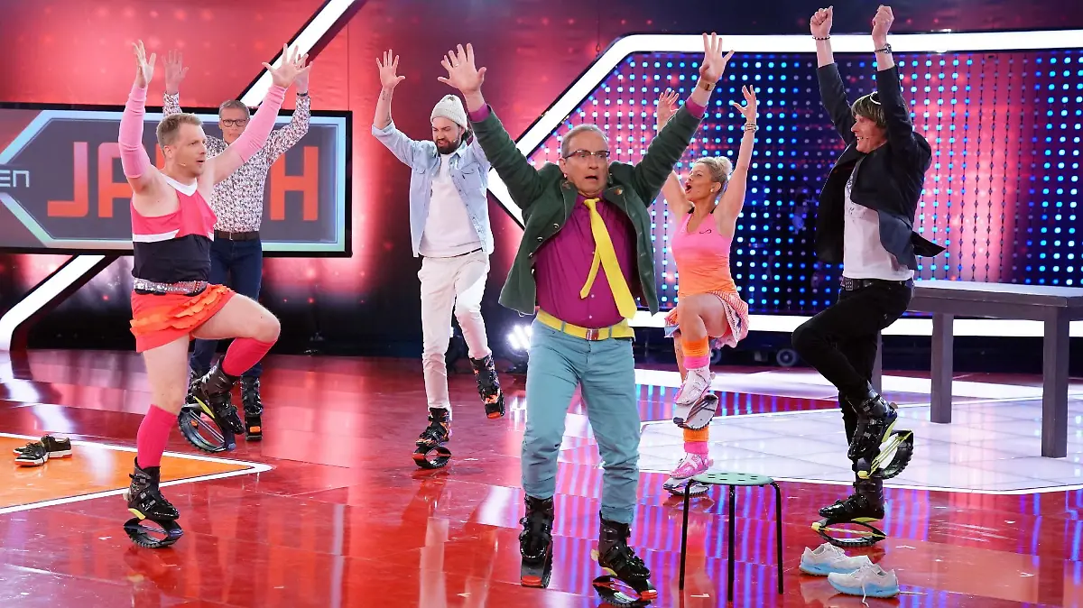Marika Hüpen zeigt (v.l.) Moderator Oliver Pocher, Günther Jauch, Jimi Blue Ochsenknecht, Wigald Boning und Mickie Krause wie man Gelenkschonend Muskeln aufbaut.
Die Verwendung des sendungsbezogenen Materials ist nur mit dem Hinweis und Verlinkung auf TVNOW gestattet.