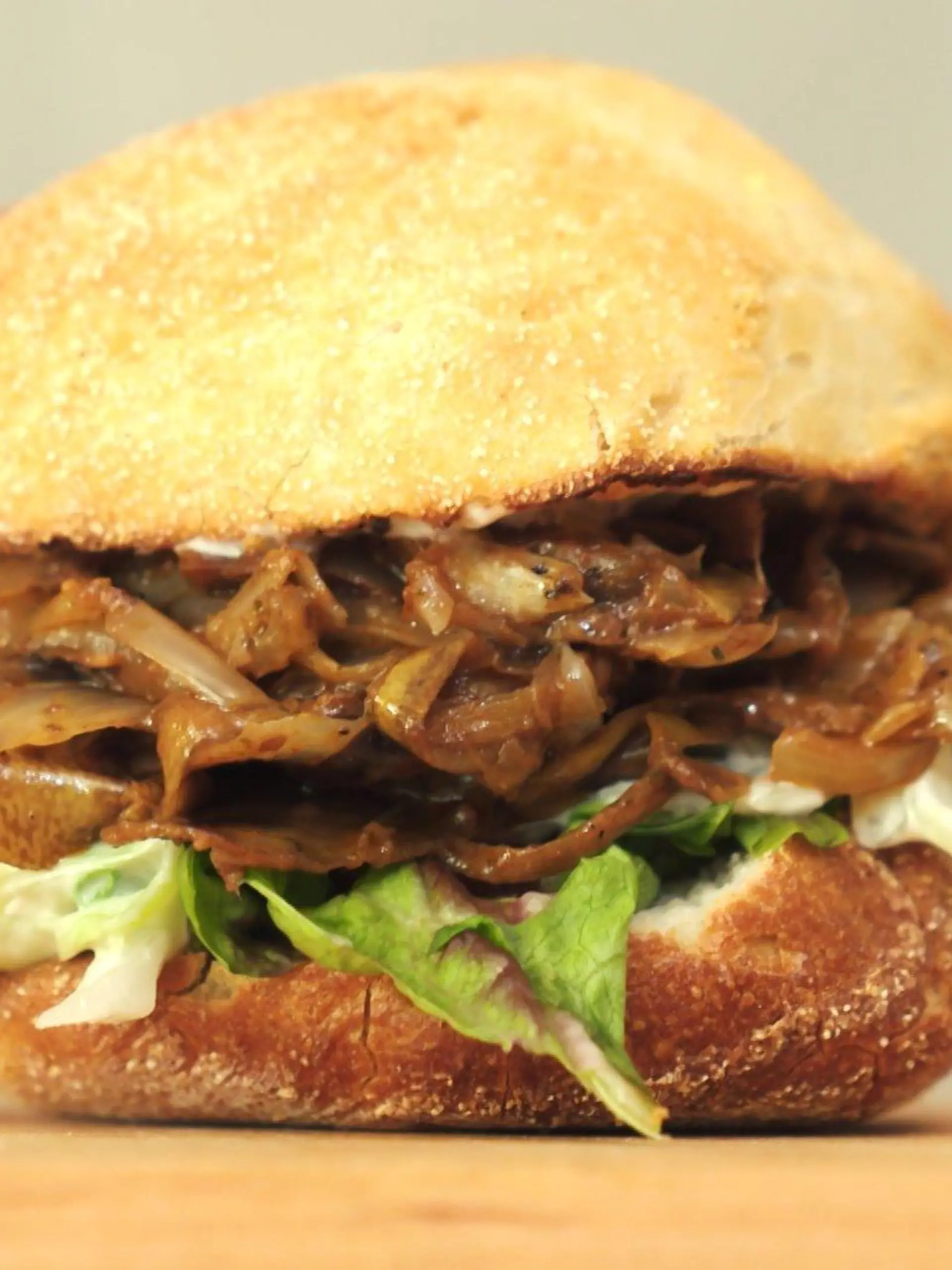 Burger mit gebratenen Bananenschalen à la "Pulled Pork"